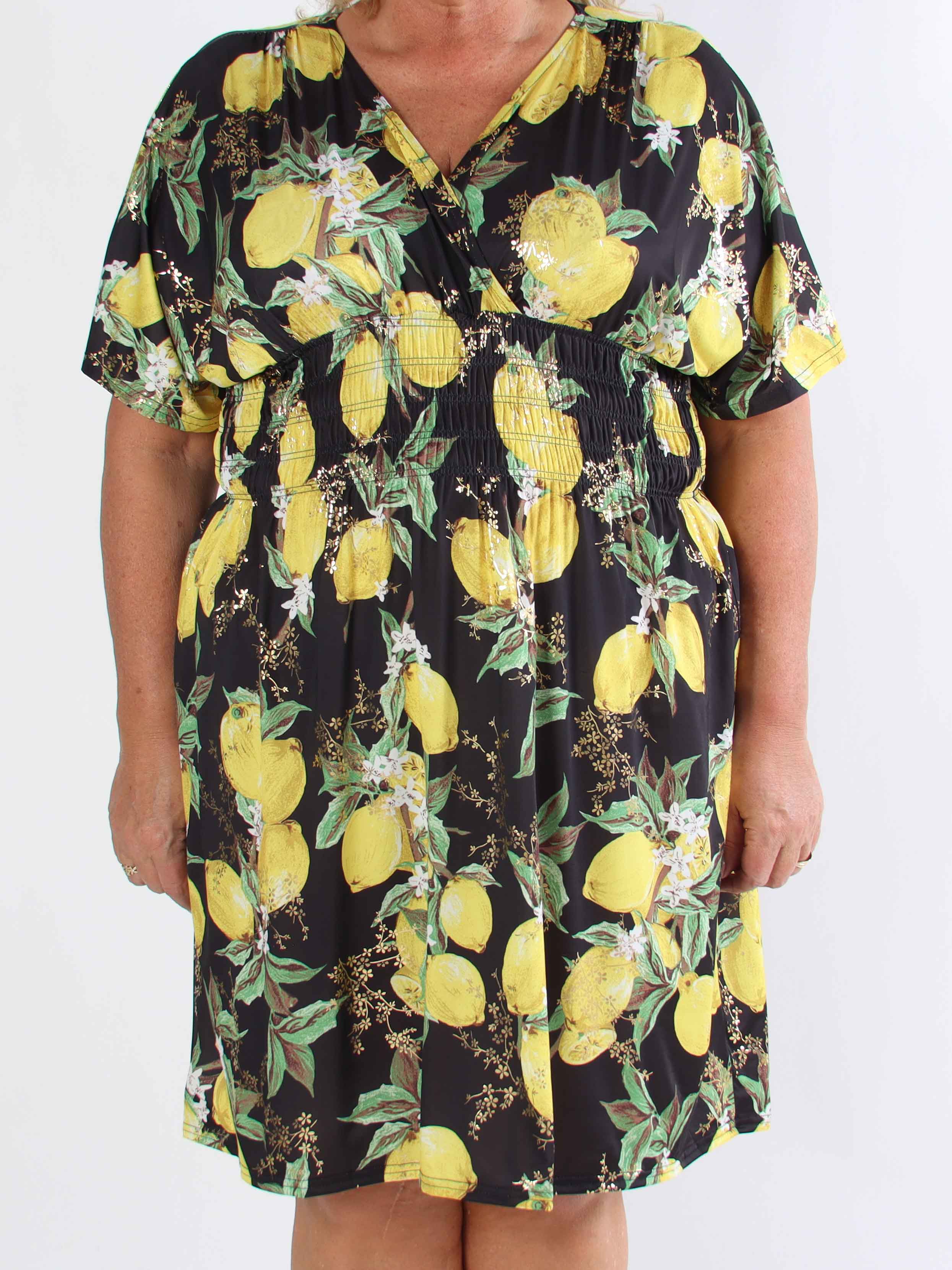 Pams Lemon Short - Plus size kjole med citroner og guld detaljer