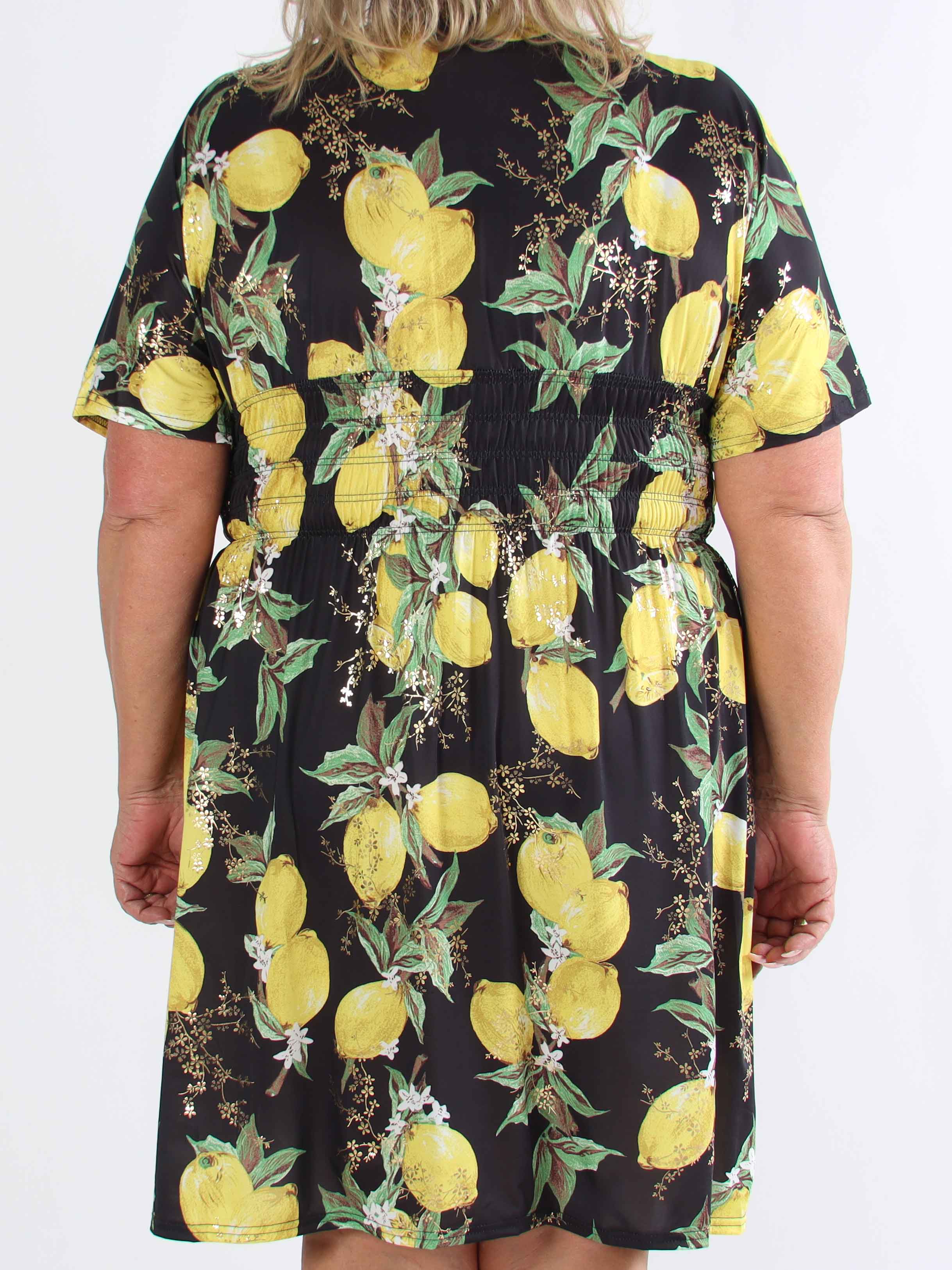 Pams Lemon Short - Plus size kjole med citroner og guld detaljer