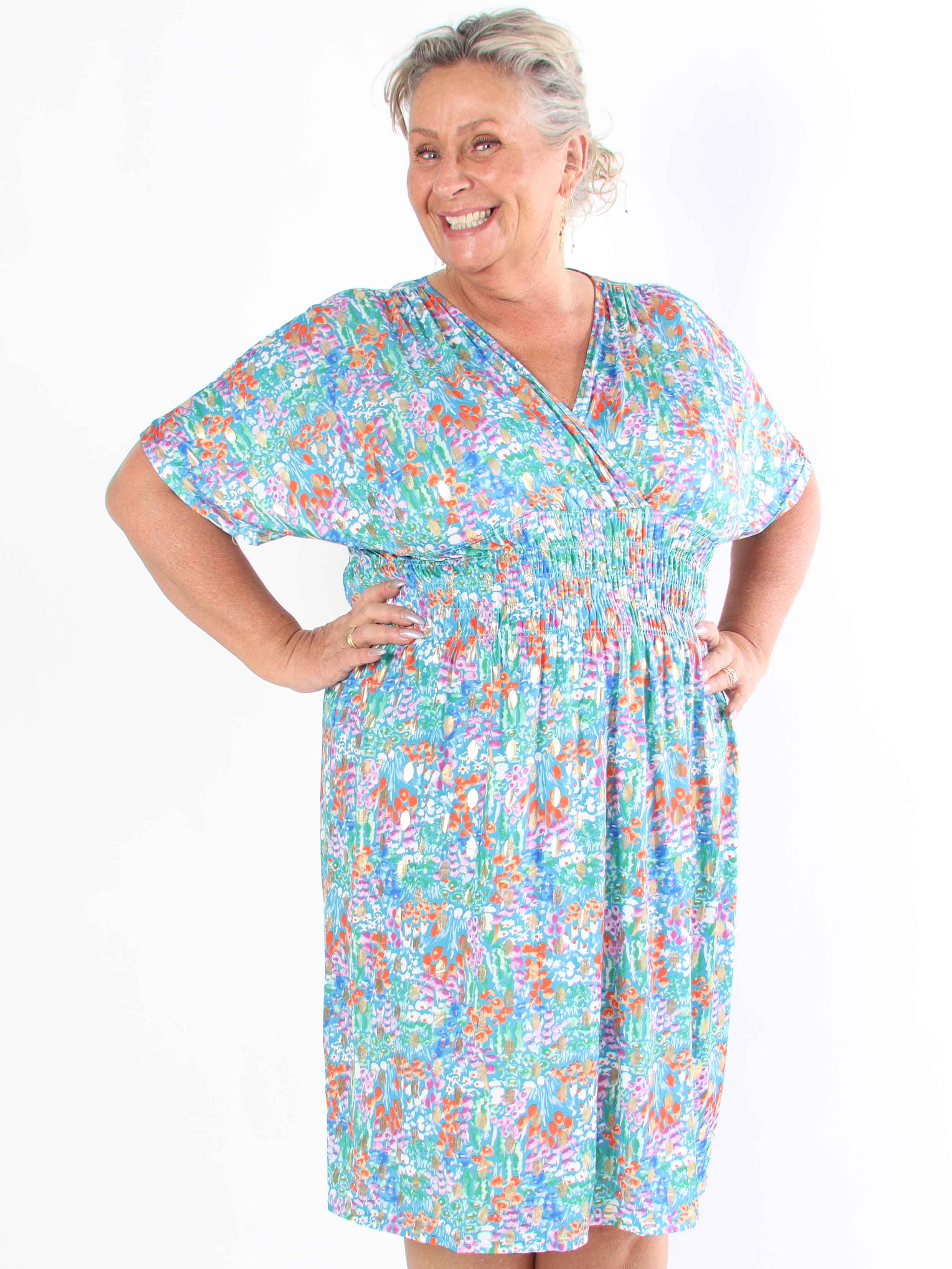 Pams Multi Flower Short - Plus size kjole i blomsterprint med gulddetaljer