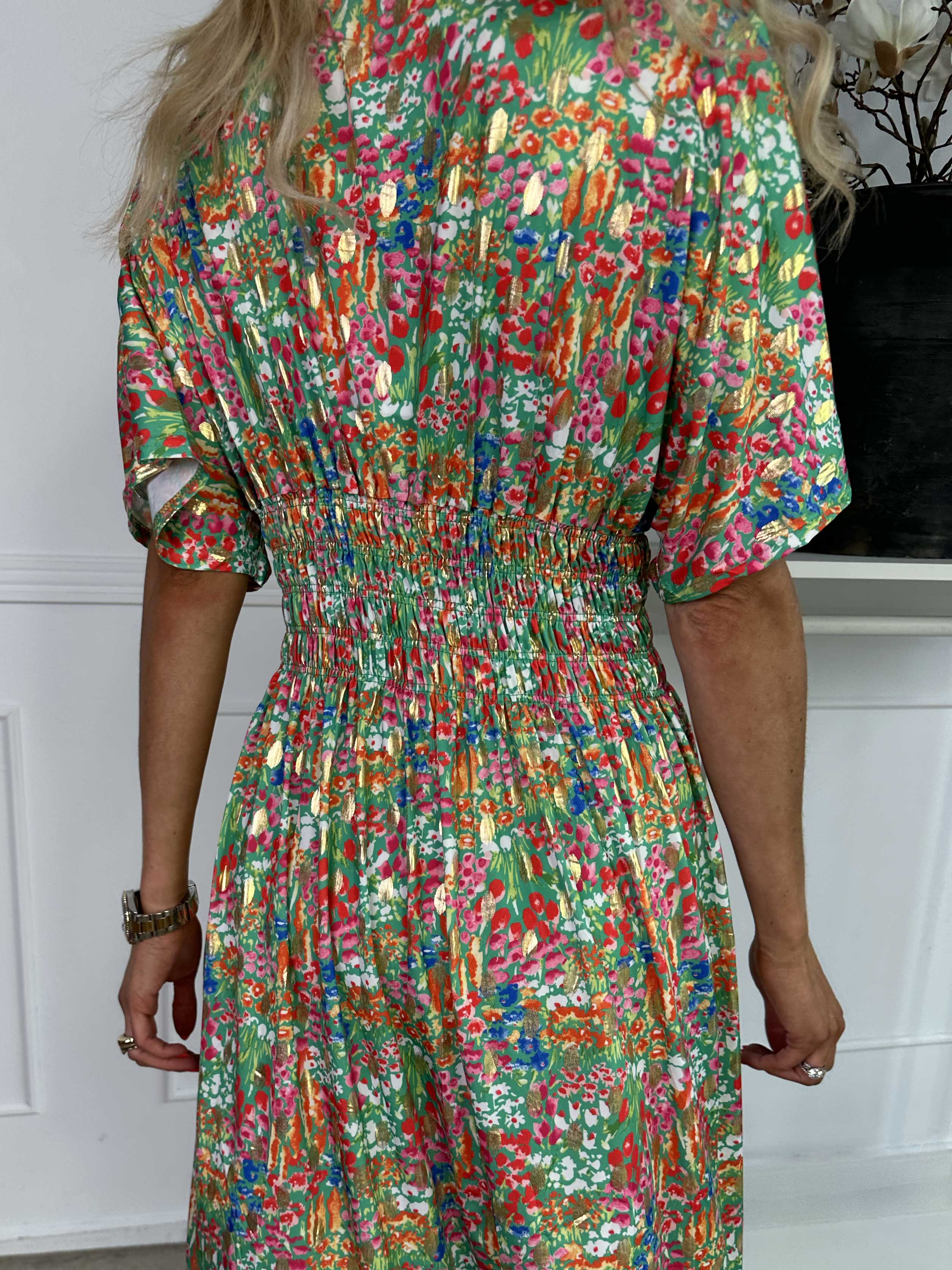 Pams Multi Flower Short - Elastisk kjole i blomsterprint med gulddetaljer