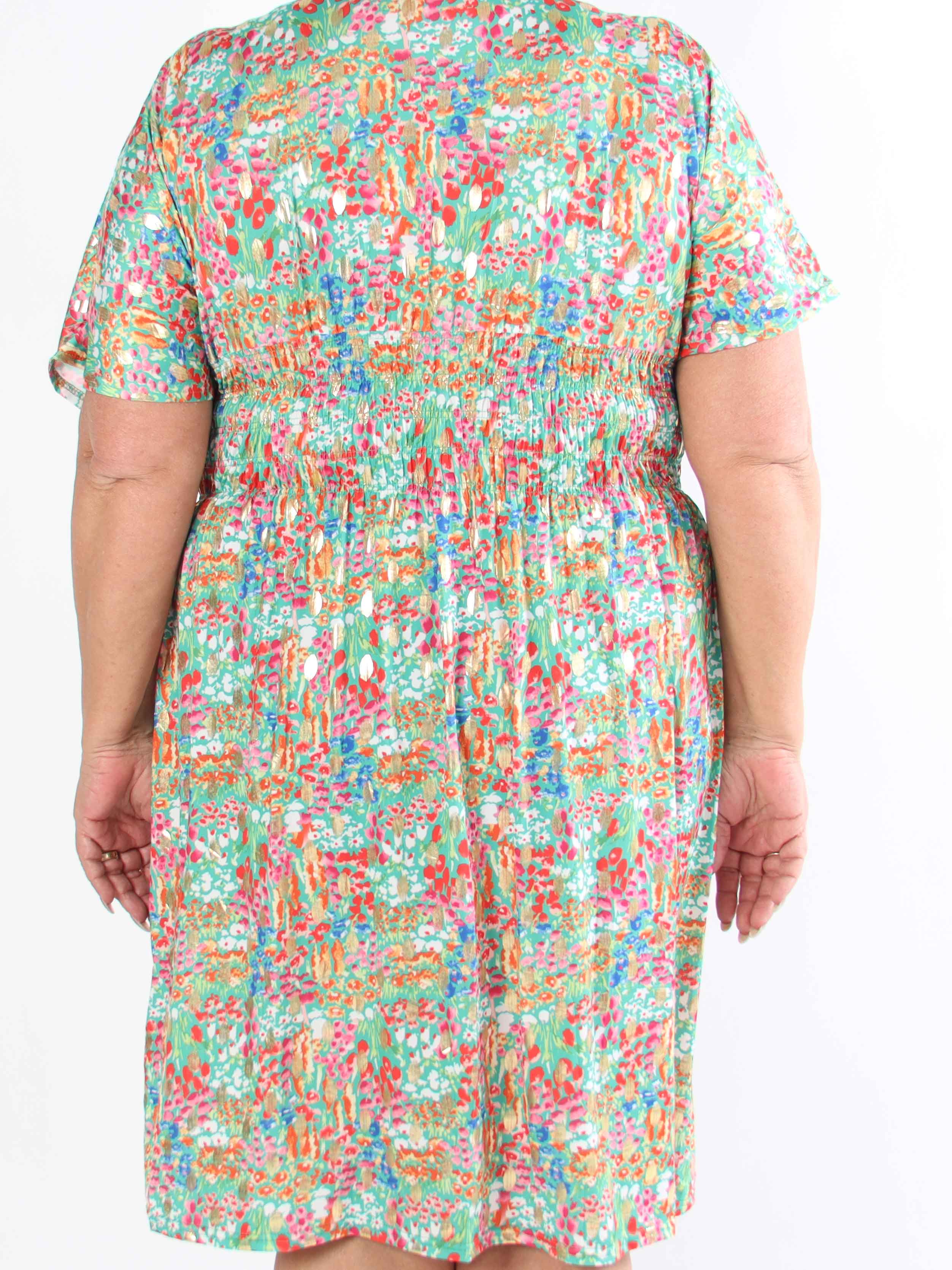 Pams Multi Flower Short - Plus size kjole i blomsterprint med gulddetaljer