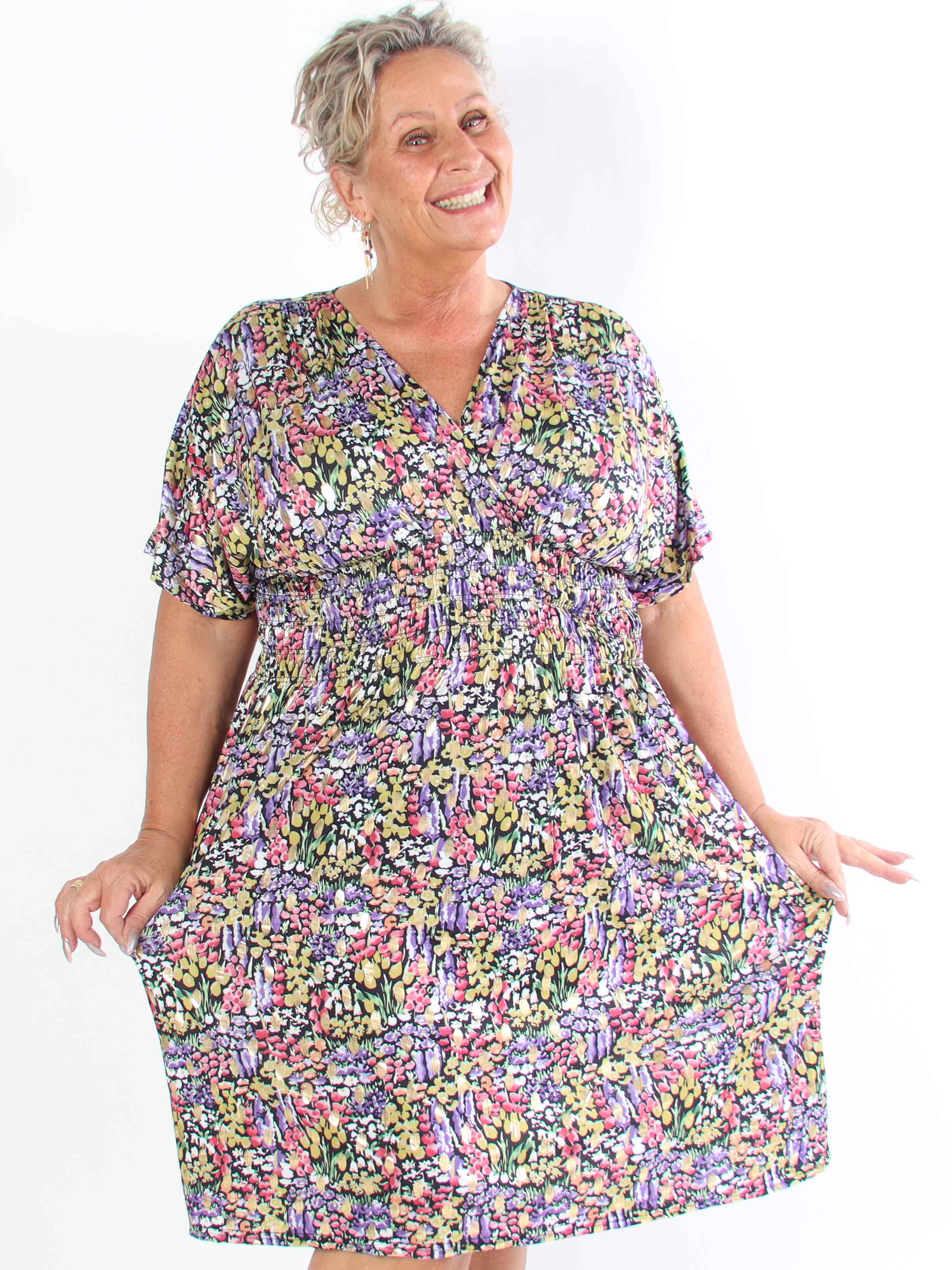Pams Multi Flower Short - Plus size kjole i blomsterprint med gulddetaljer