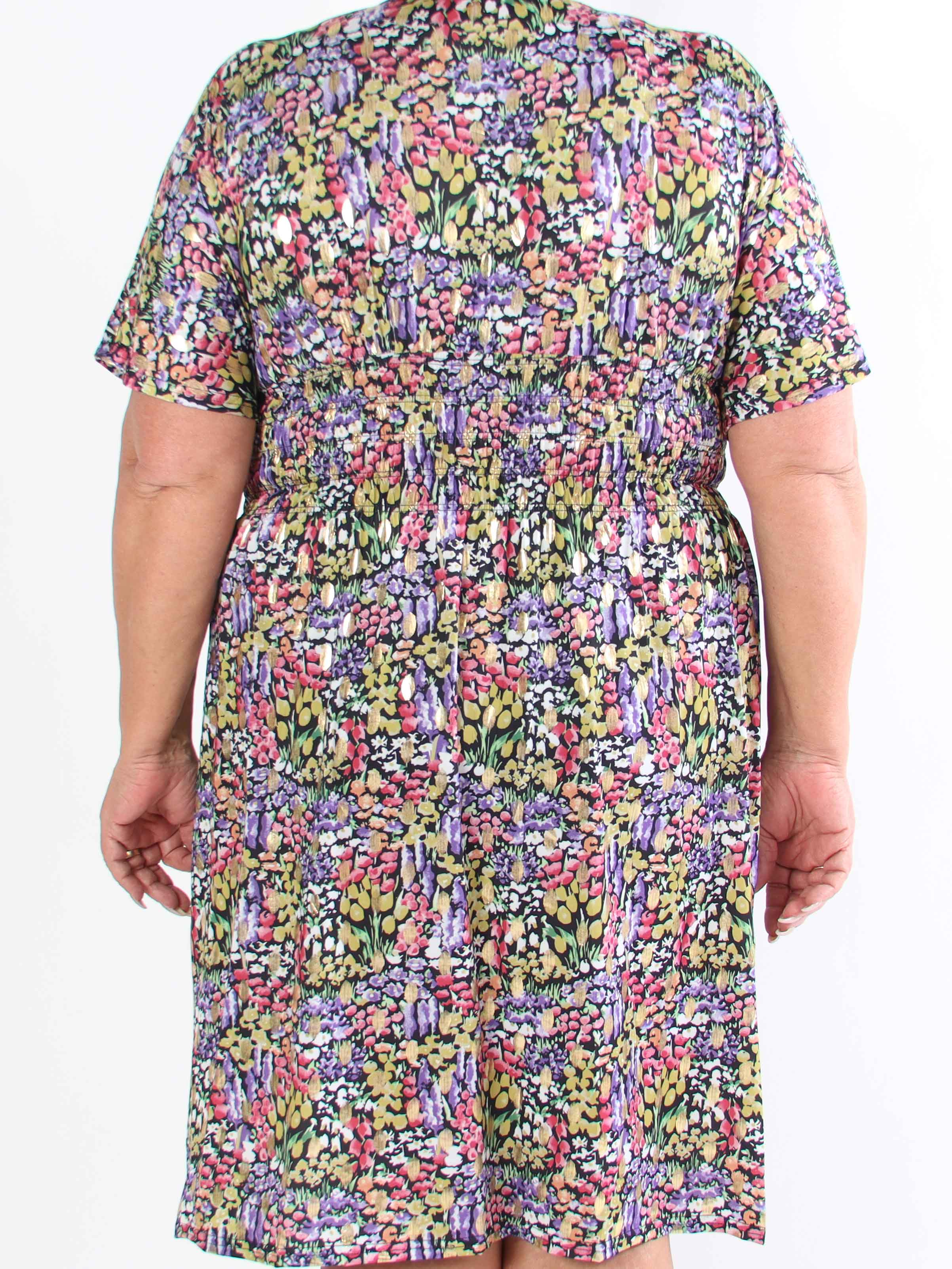 Pams Multi Flower Short - Plus size kjole i blomsterprint med gulddetaljer