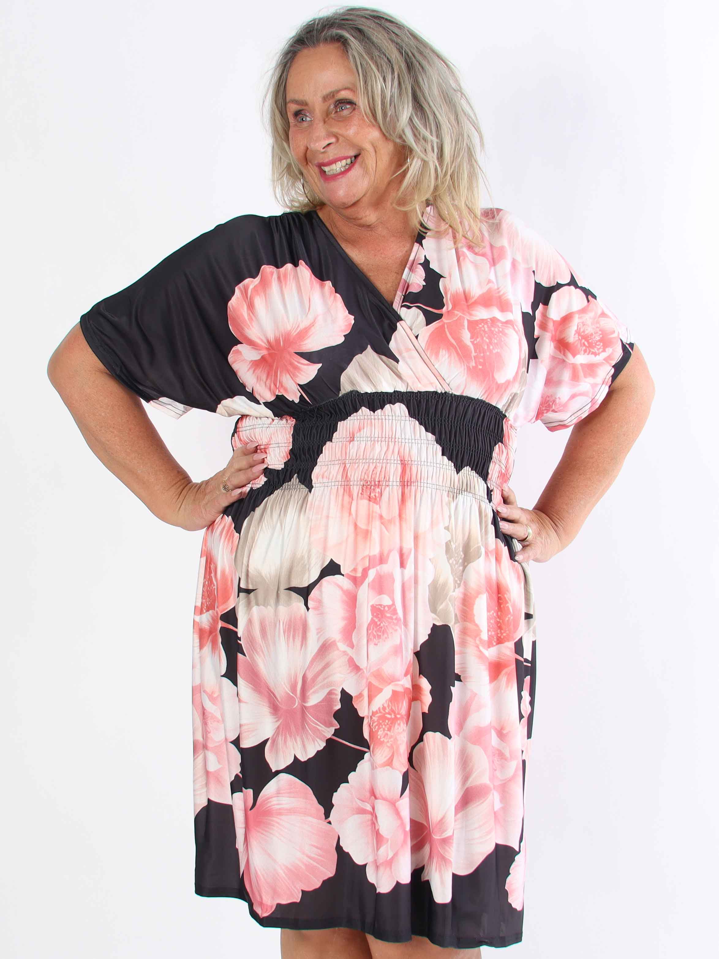 Pams Peony Short - Kort elastisk plus size kjole med blomsterprint
