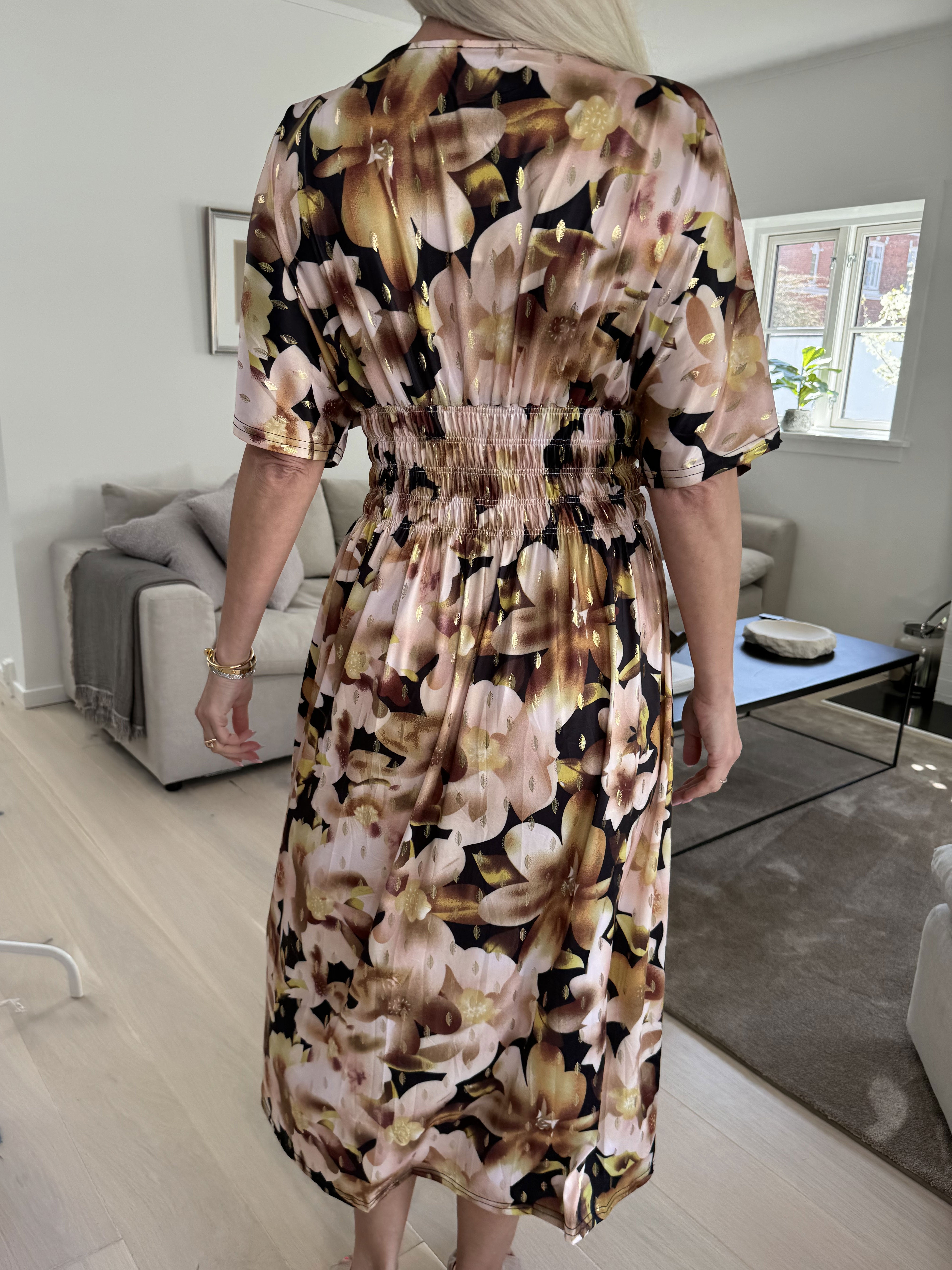 Pams Sweet Flower Midi - Elastisk kjole i krølfrit stof