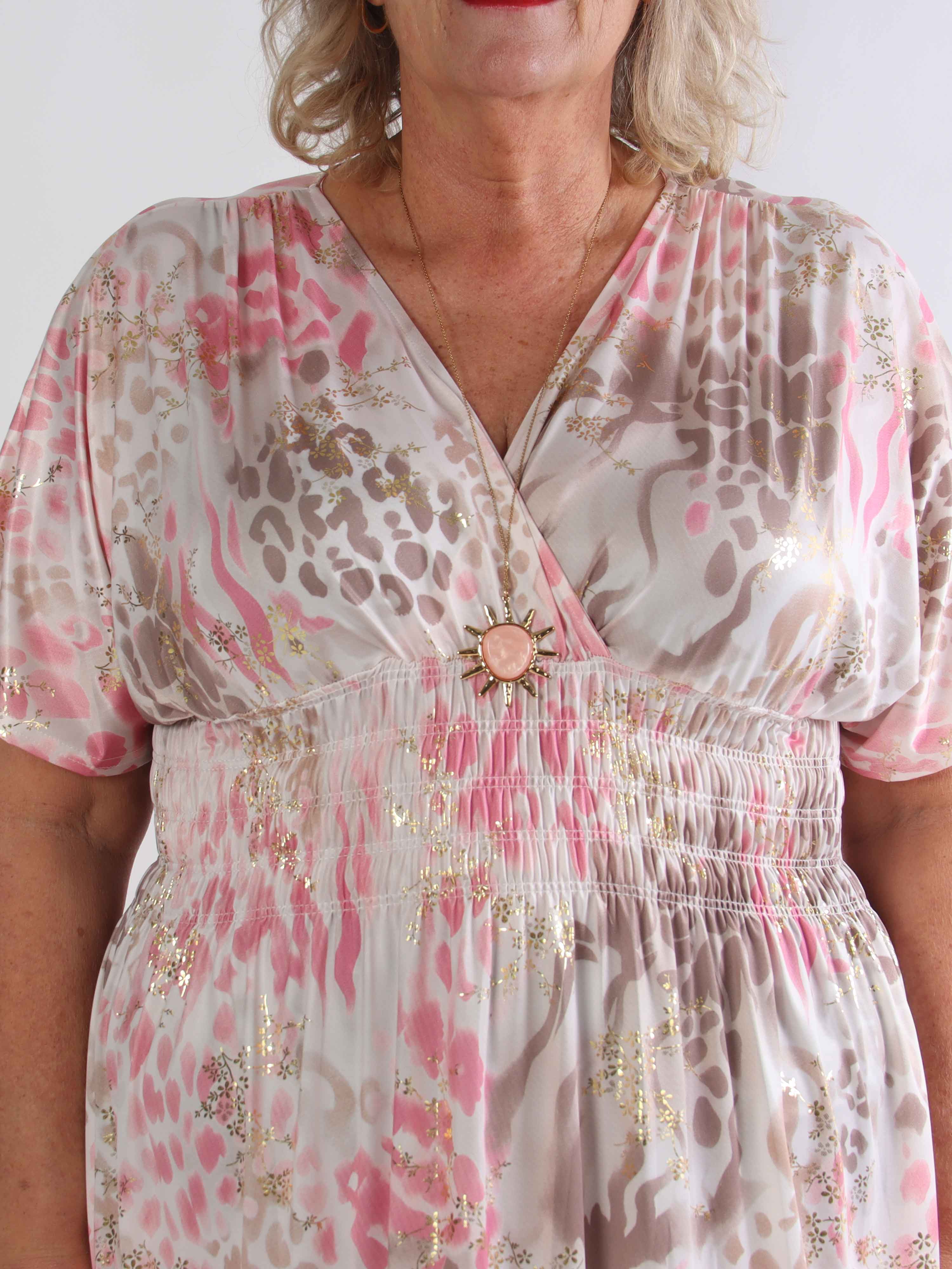 Pams Wild Short - Elastisk mønstret plus size kjole med guld bladdetaljer