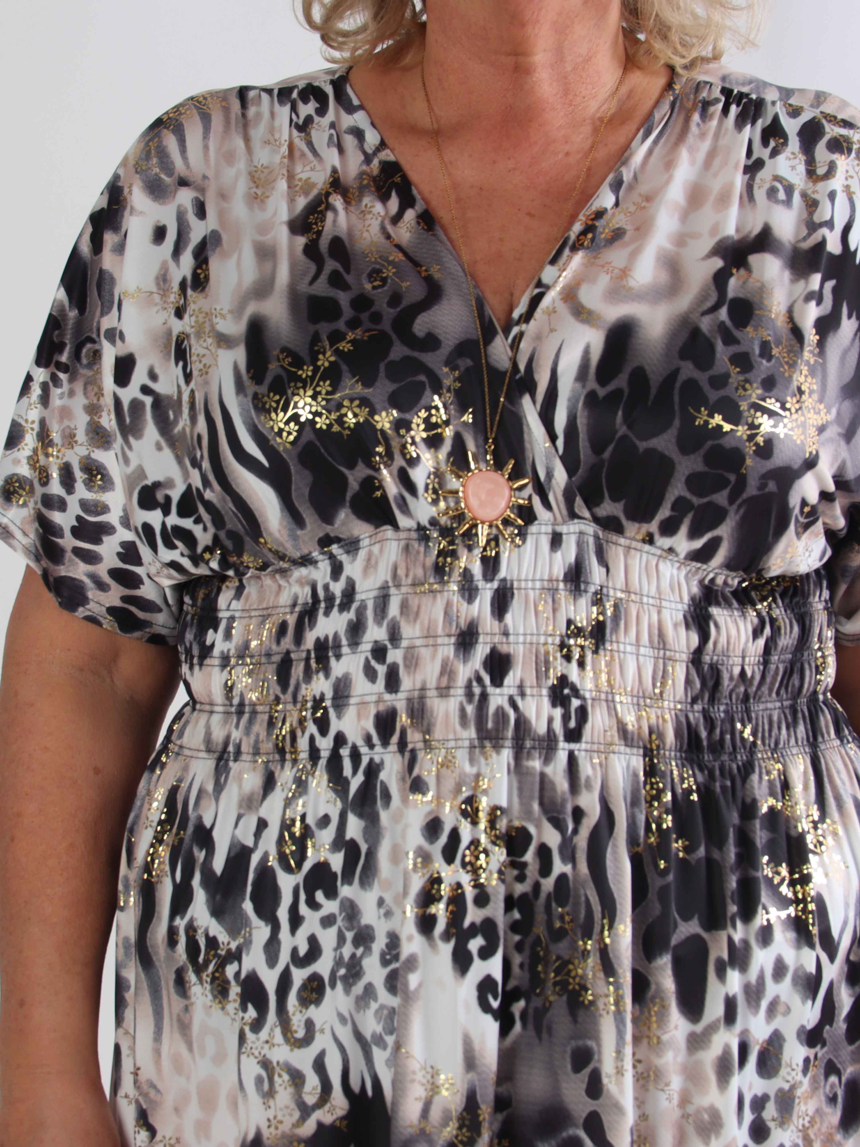 Pams Wild Short - Elastisk mønstret plus size kjole med guld bladdetaljer