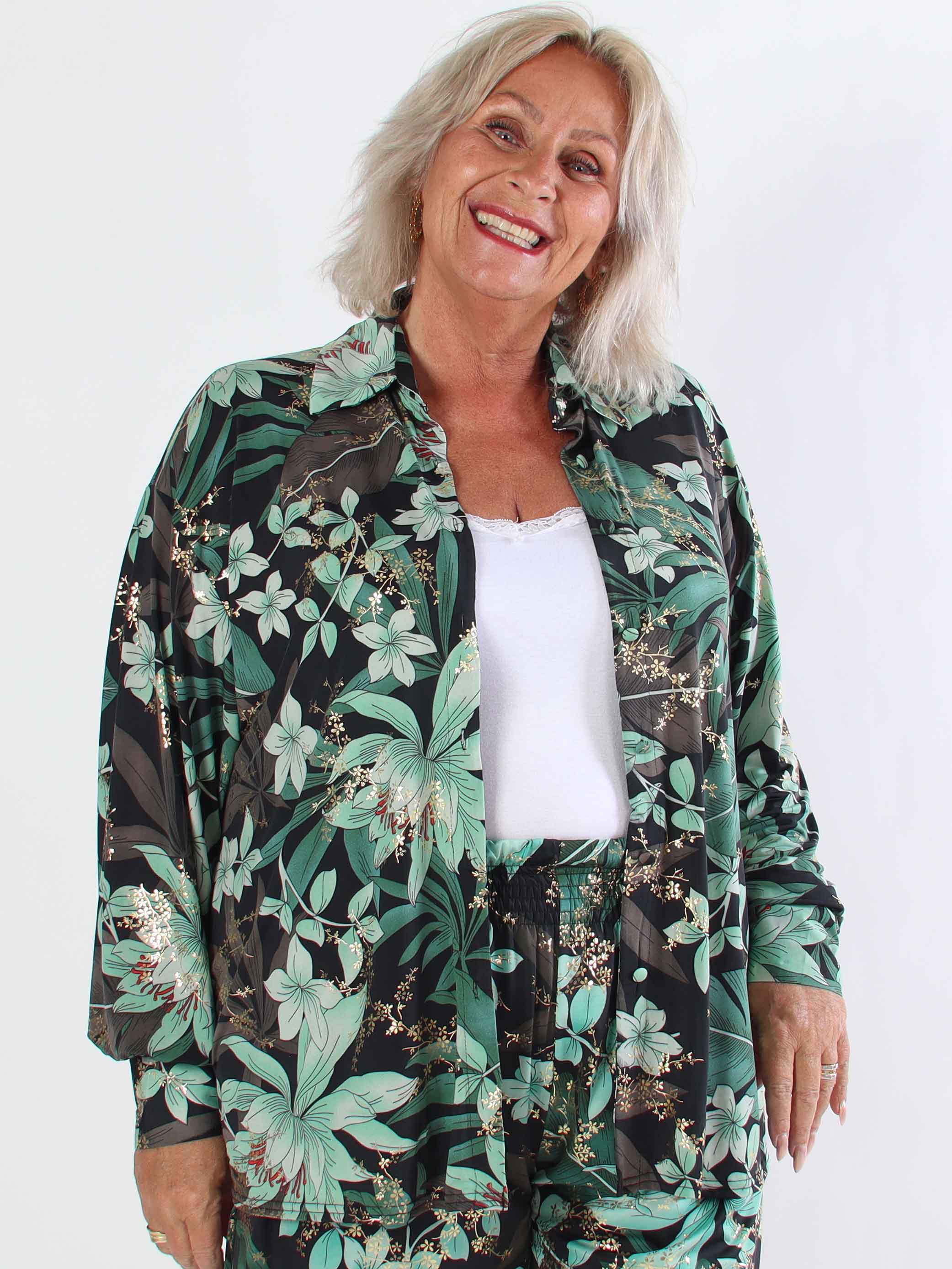 Pamy - Plus size skjorte i elastisk blomstret stof