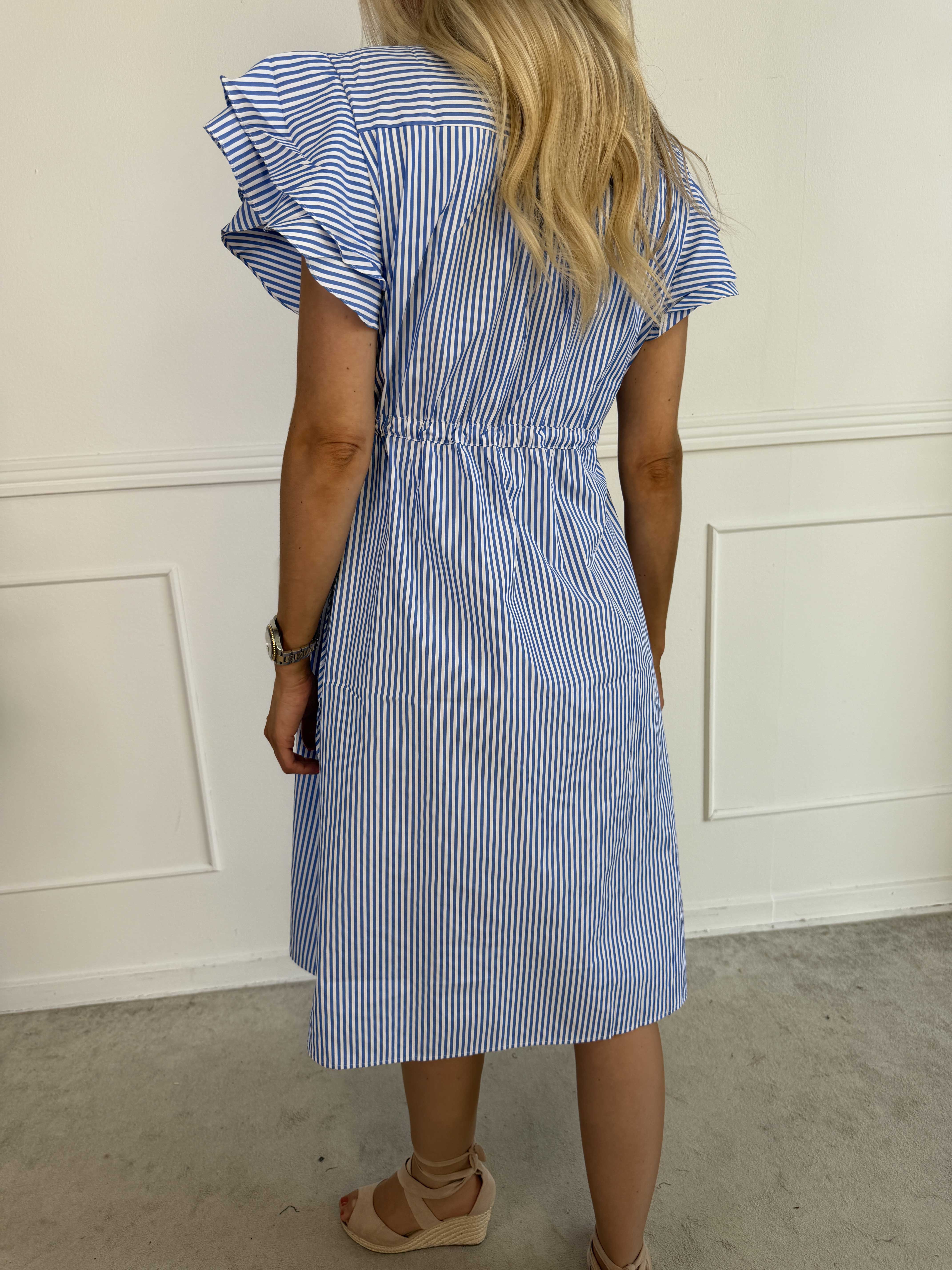 Paradise - Stribet skjortekjole med søde flæseærmer