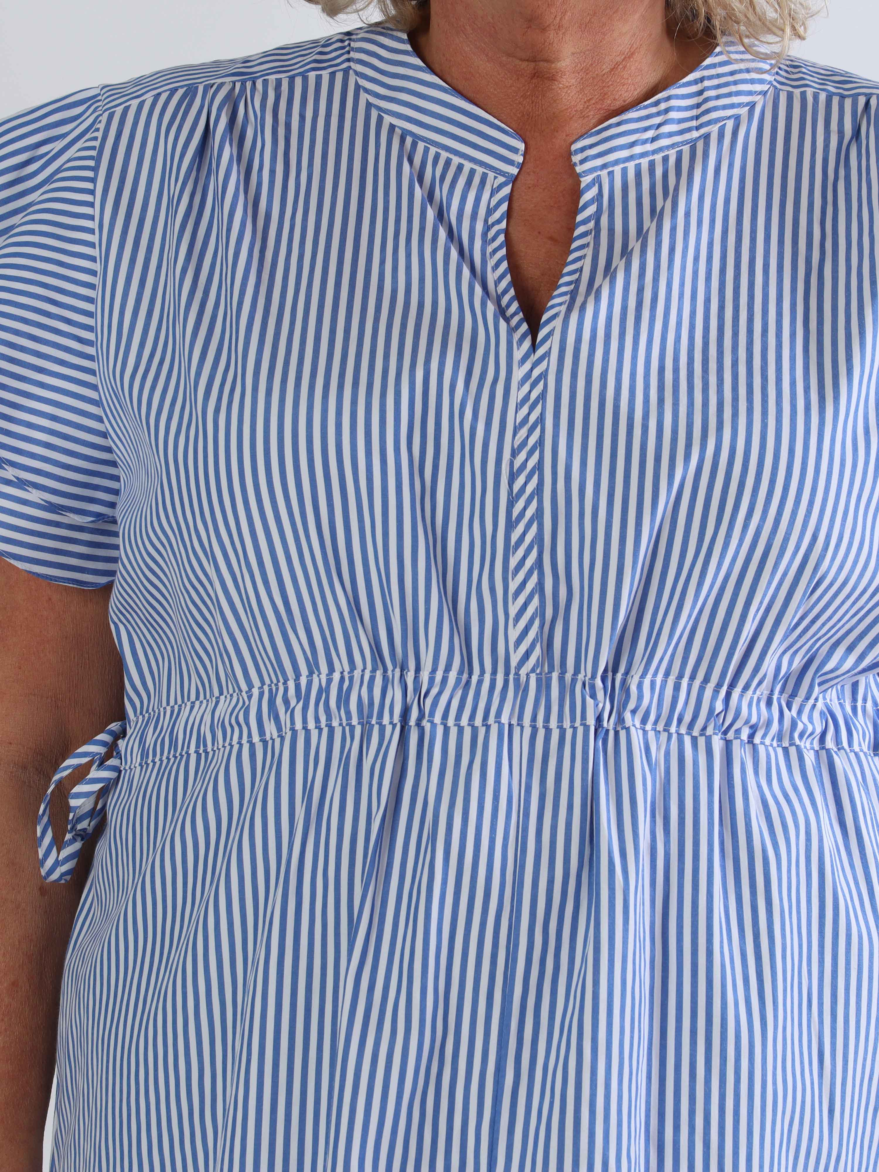 Paradise - Stribet skjortekjole med søde flæseærmer