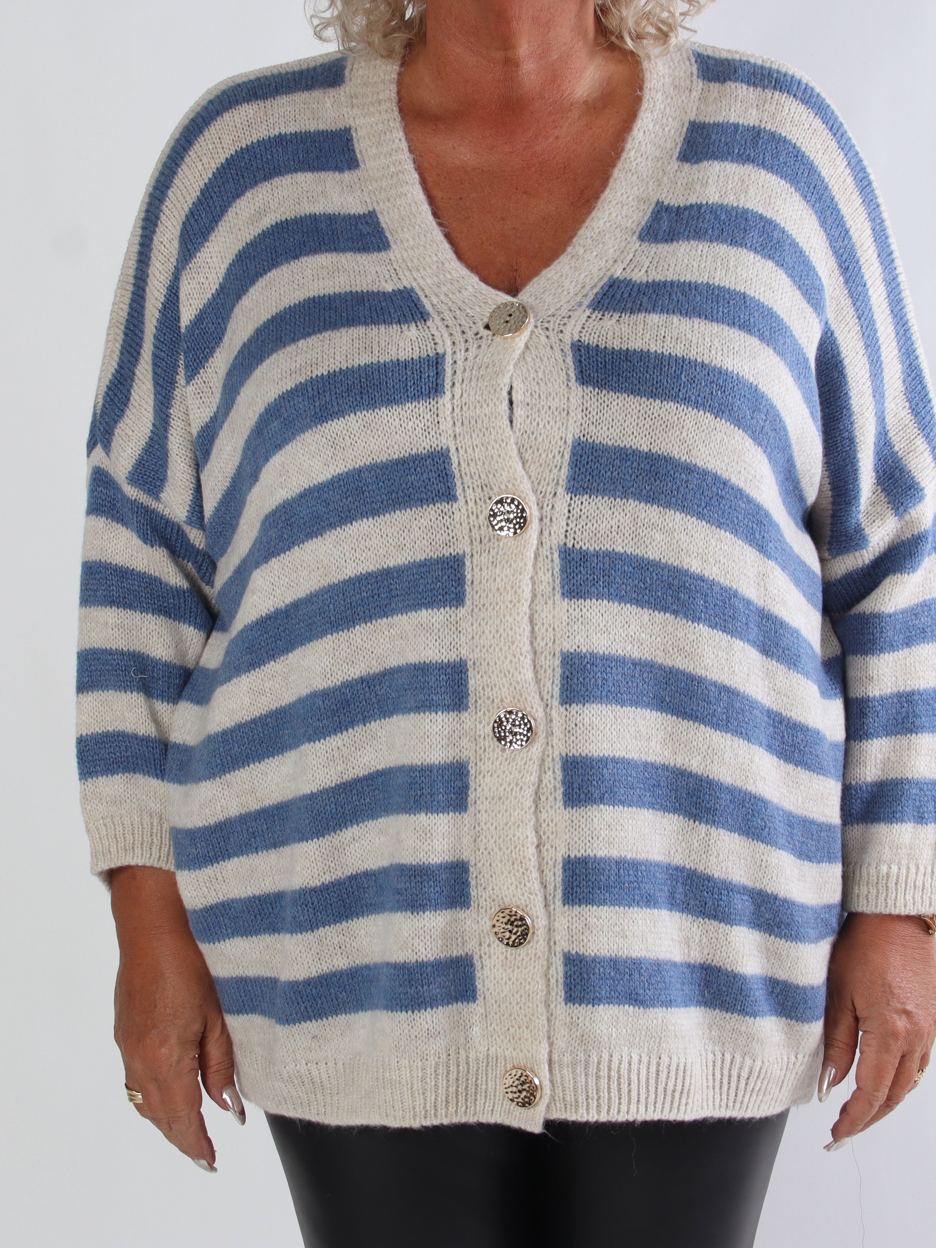 Parker - Stribet plus size strikcardigan med store guld knapper