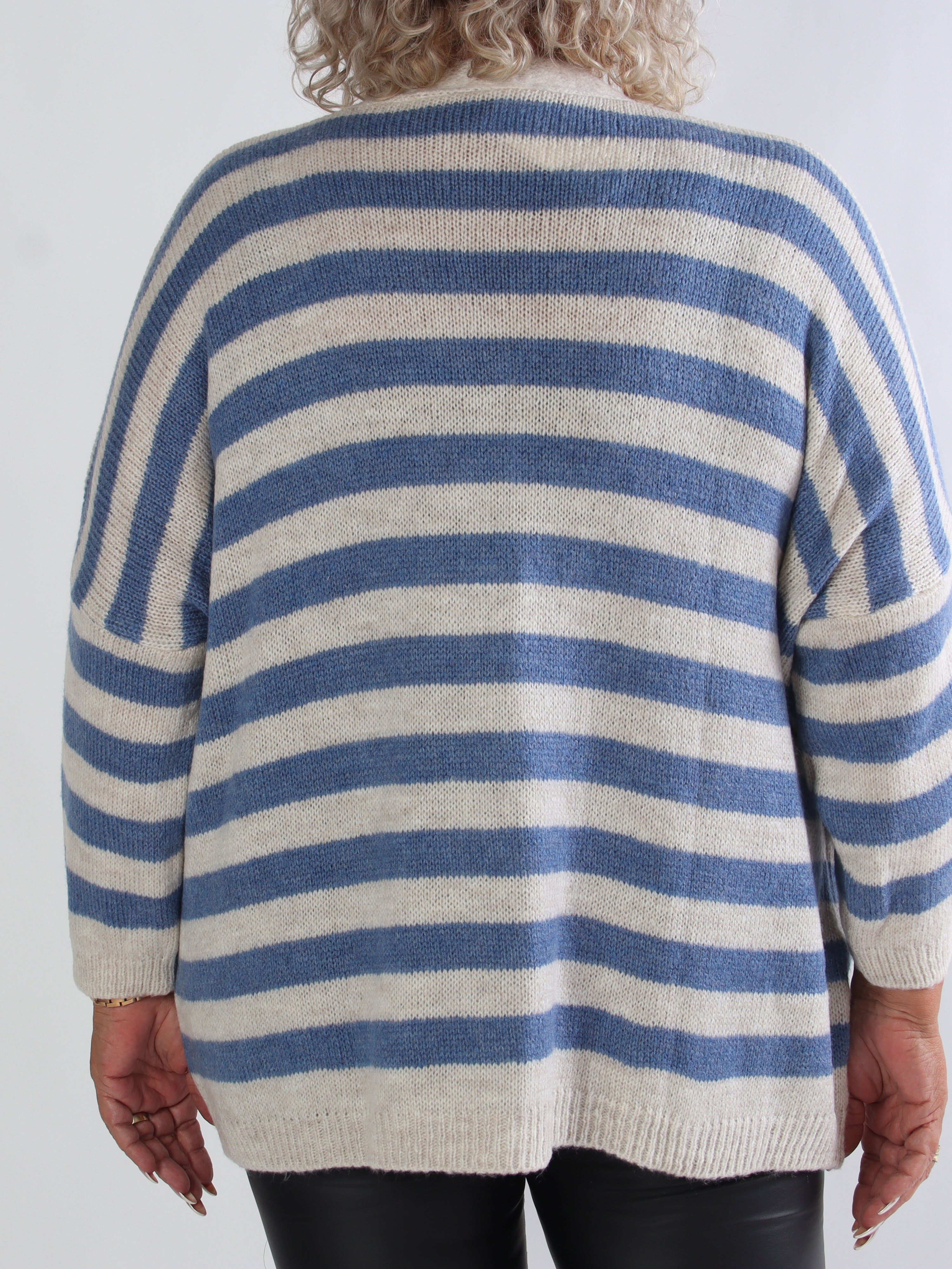 Parker - Stribet plus size strikcardigan med store guld knapper