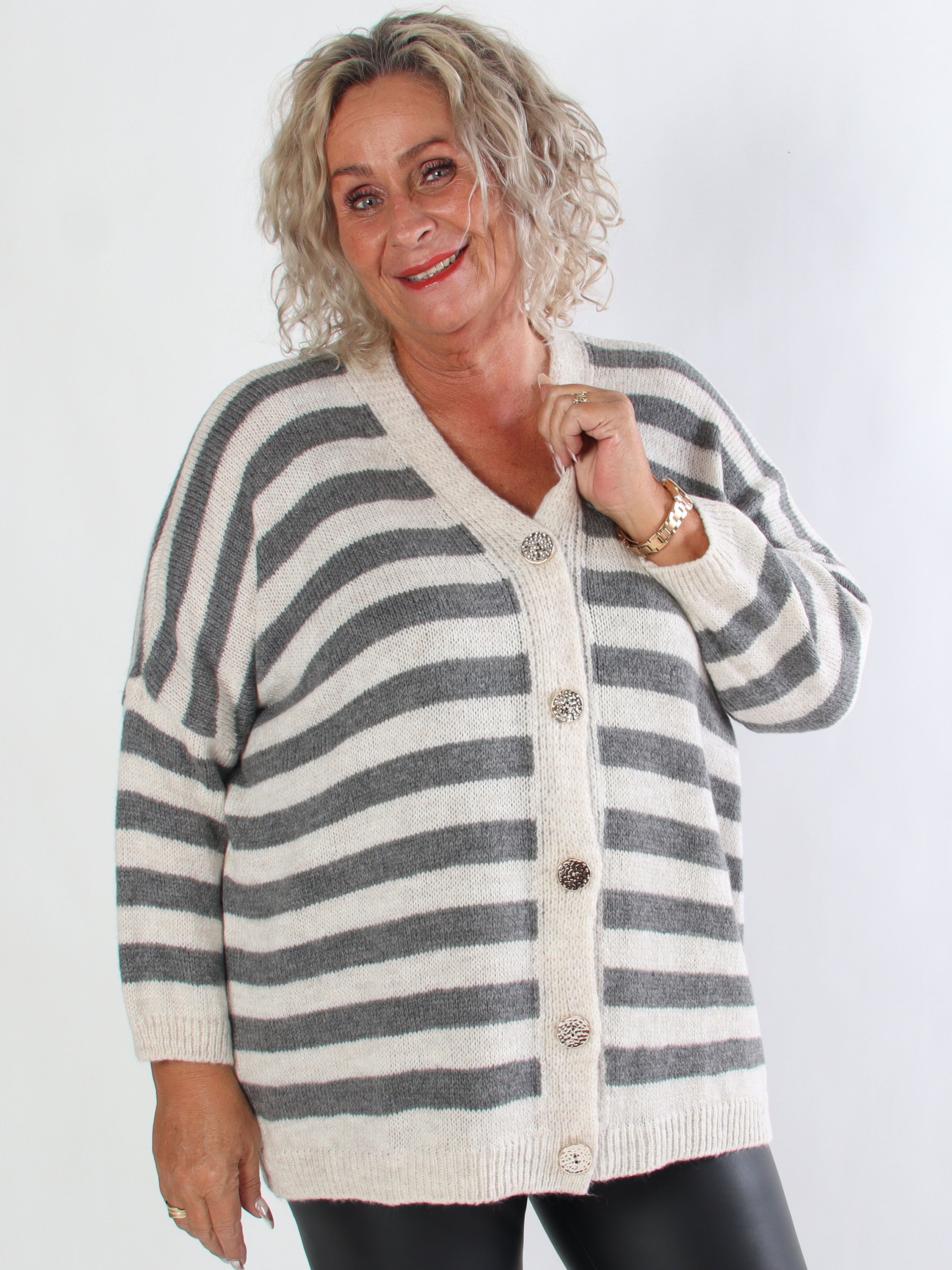 Parker - Stribet plus size strikcardigan med store guld knapper