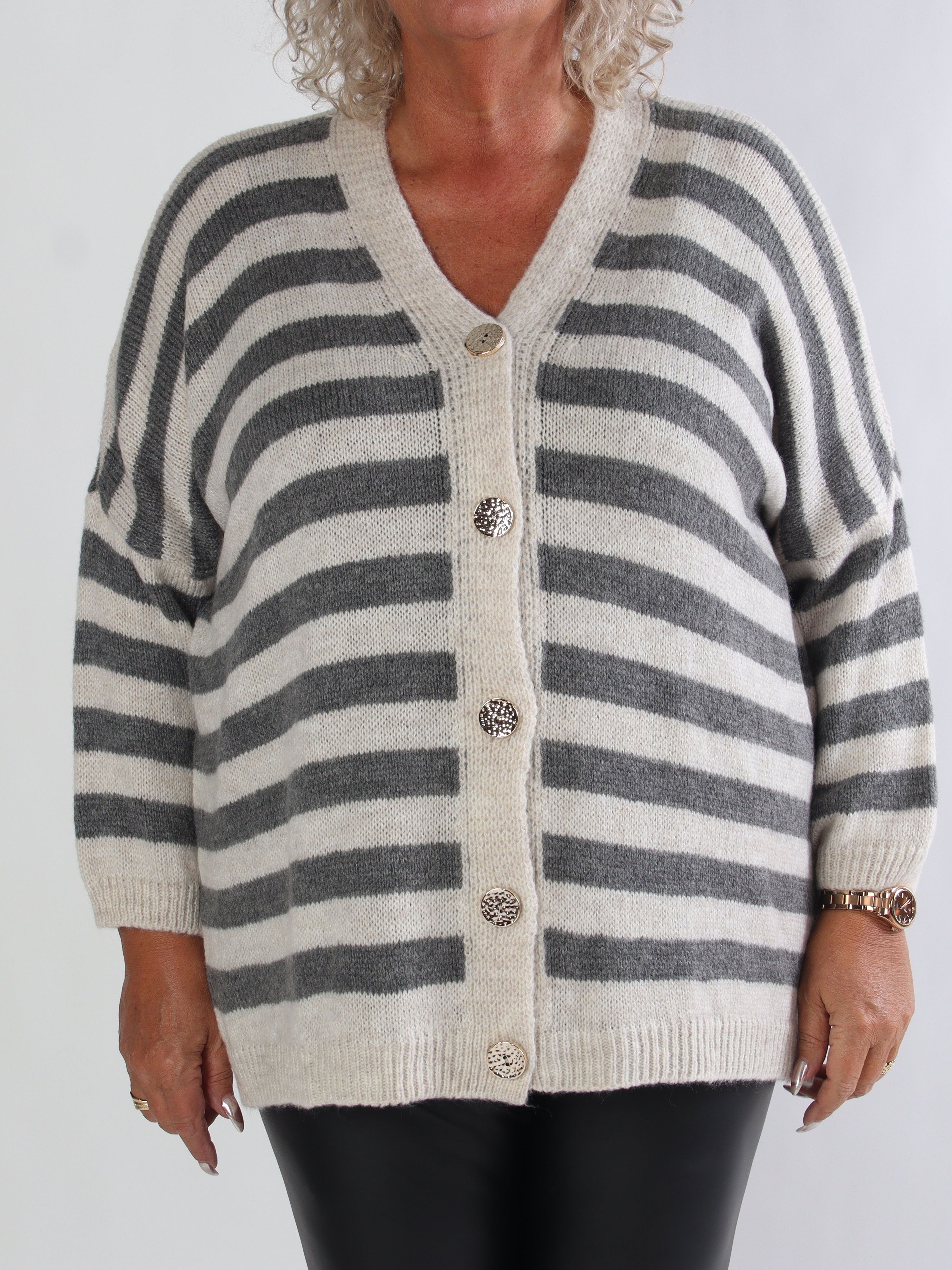 Parker - Stribet plus size strikcardigan med store guld knapper