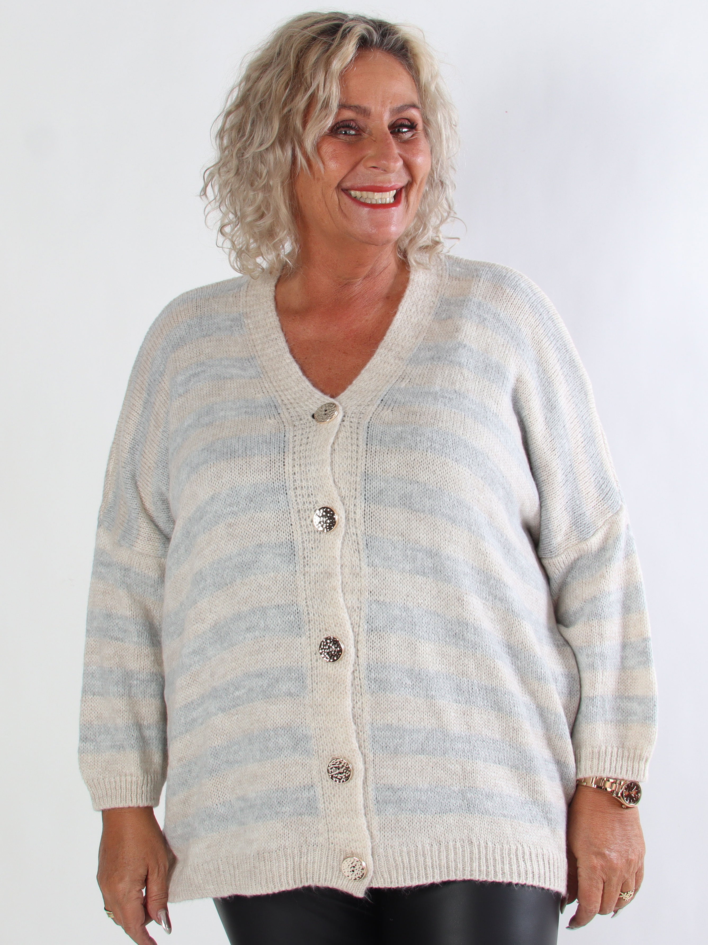 Parker - Stribet plus size strikcardigan med store guld knapper
