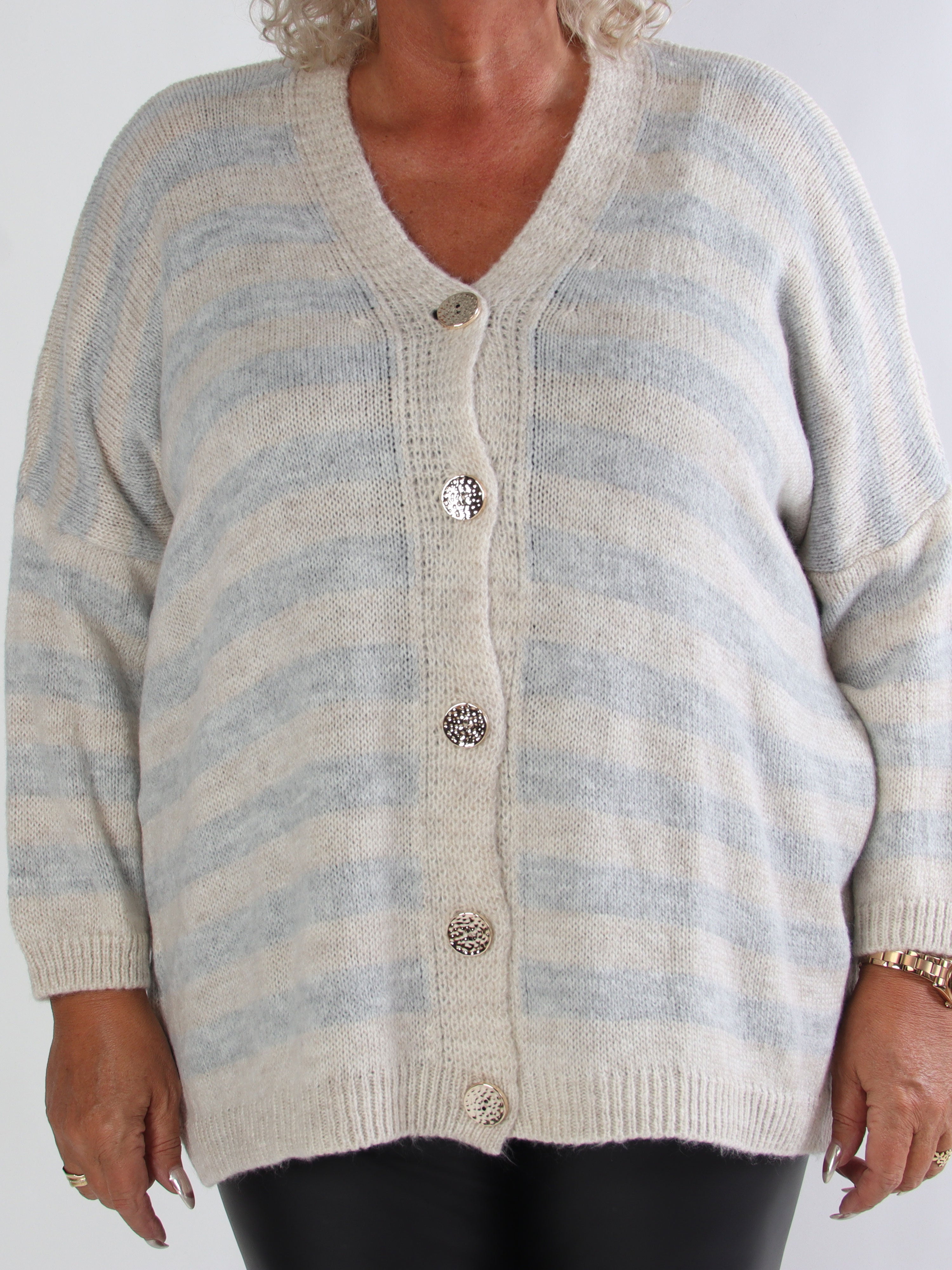 Parker - Stribet plus size strikcardigan med store guld knapper