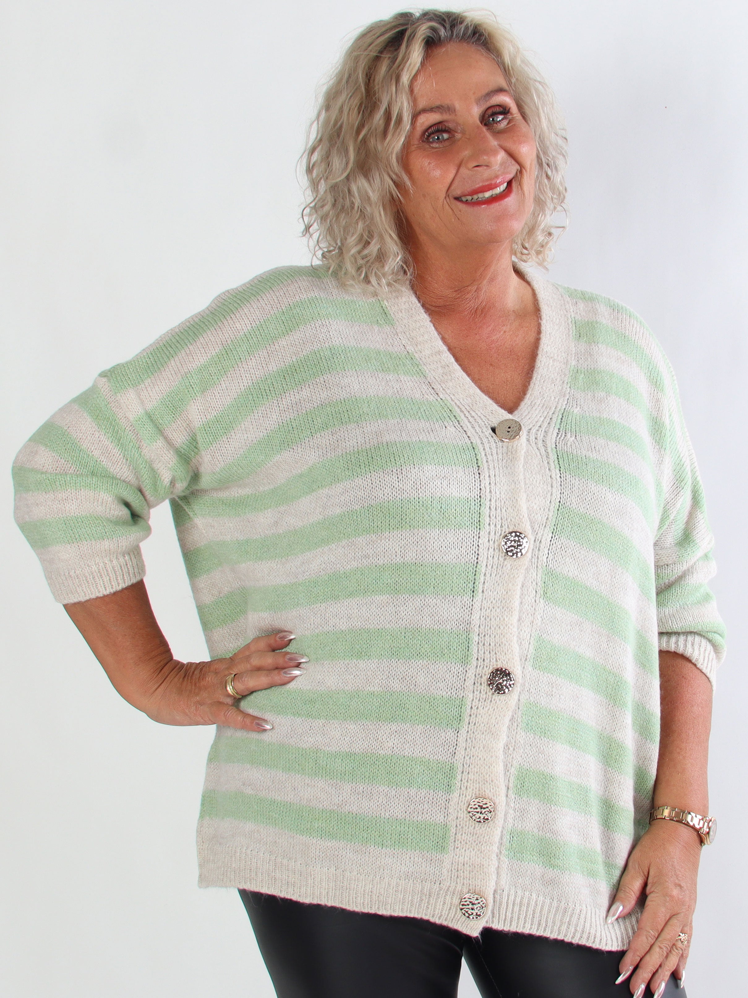 Parker - Stribet plus size strikcardigan med store guld knapper
