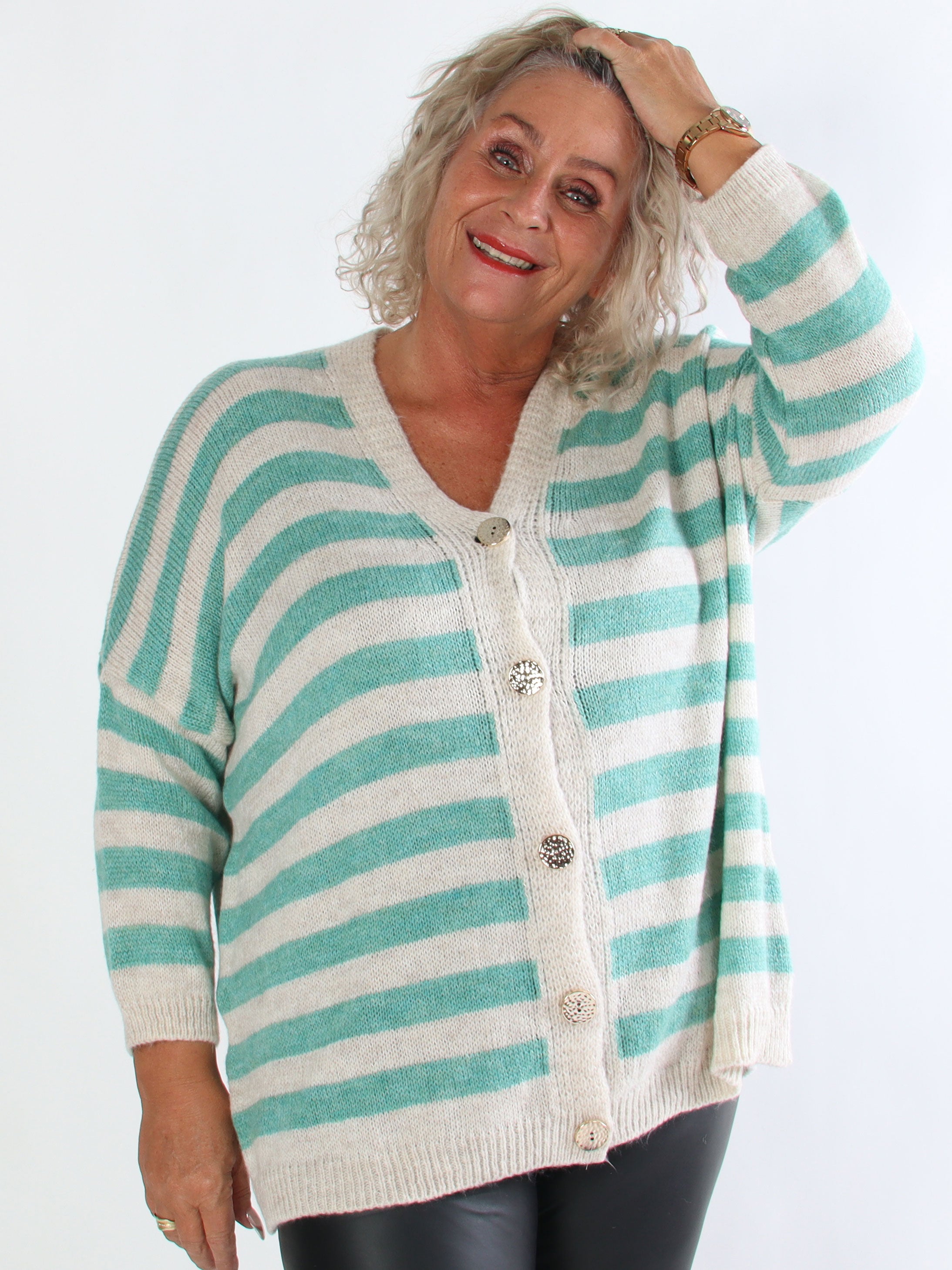 Parker - Stribet plus size strikcardigan med store guld knapper
