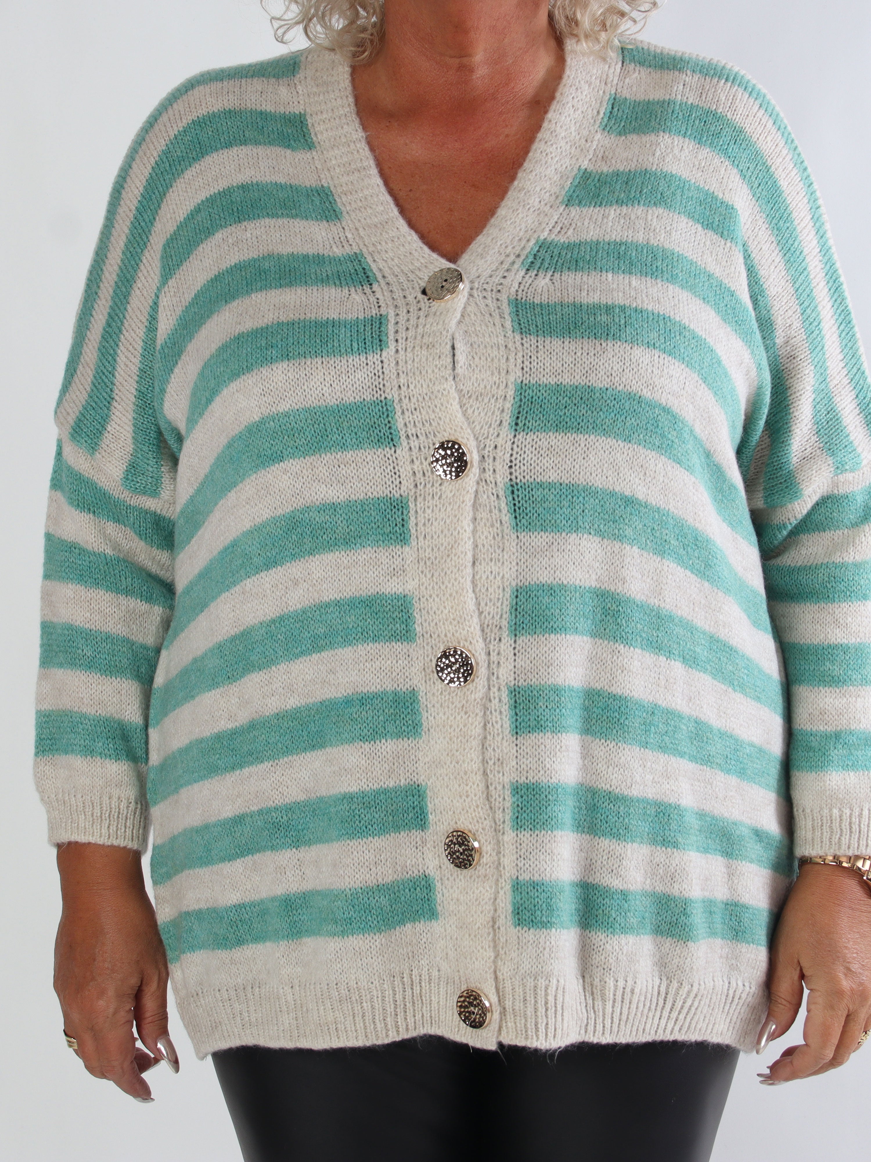 Parker - Stribet plus size strikcardigan med store guld knapper