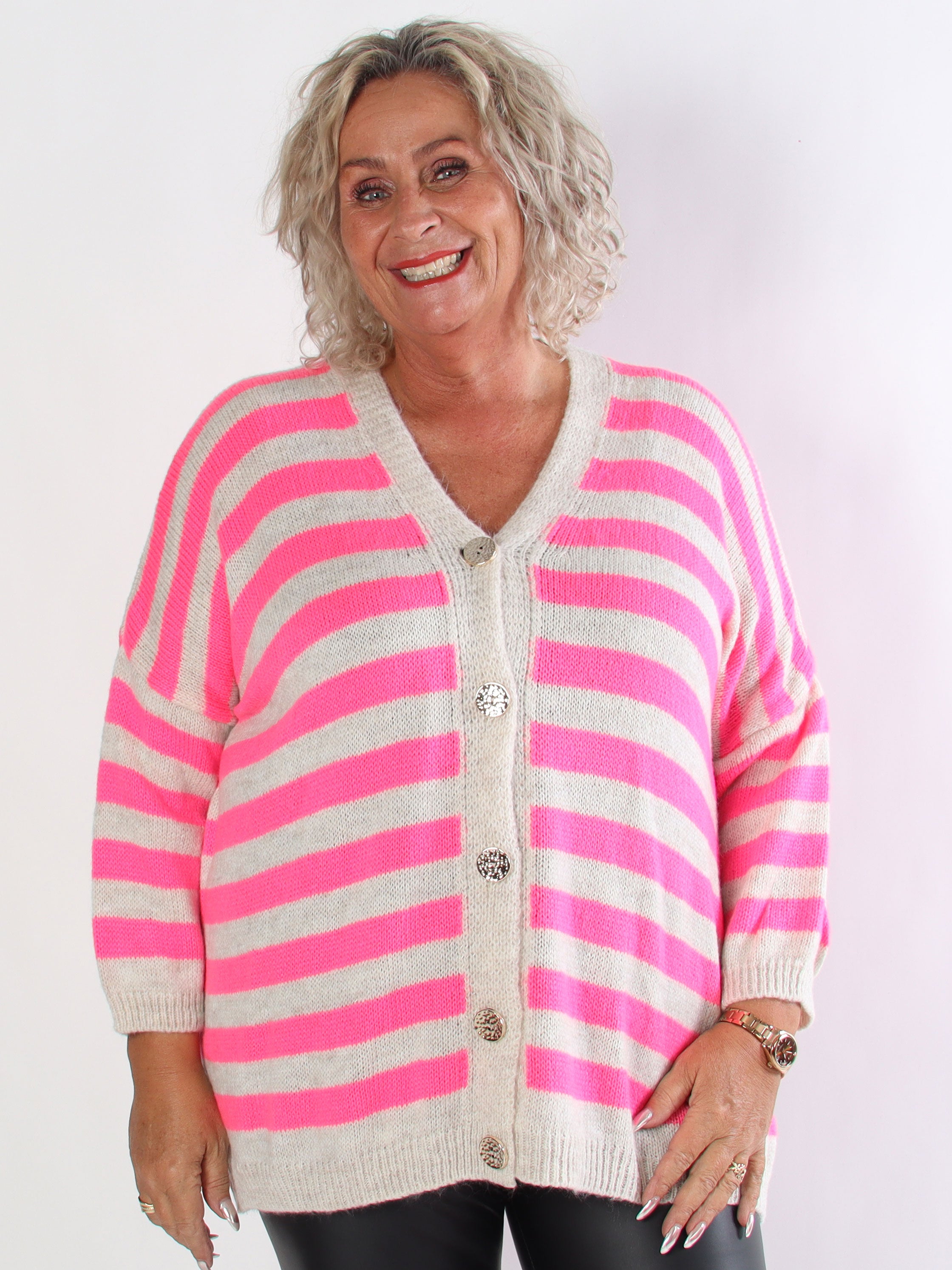 Parker - Stribet plus size strikcardigan med store guld knapper