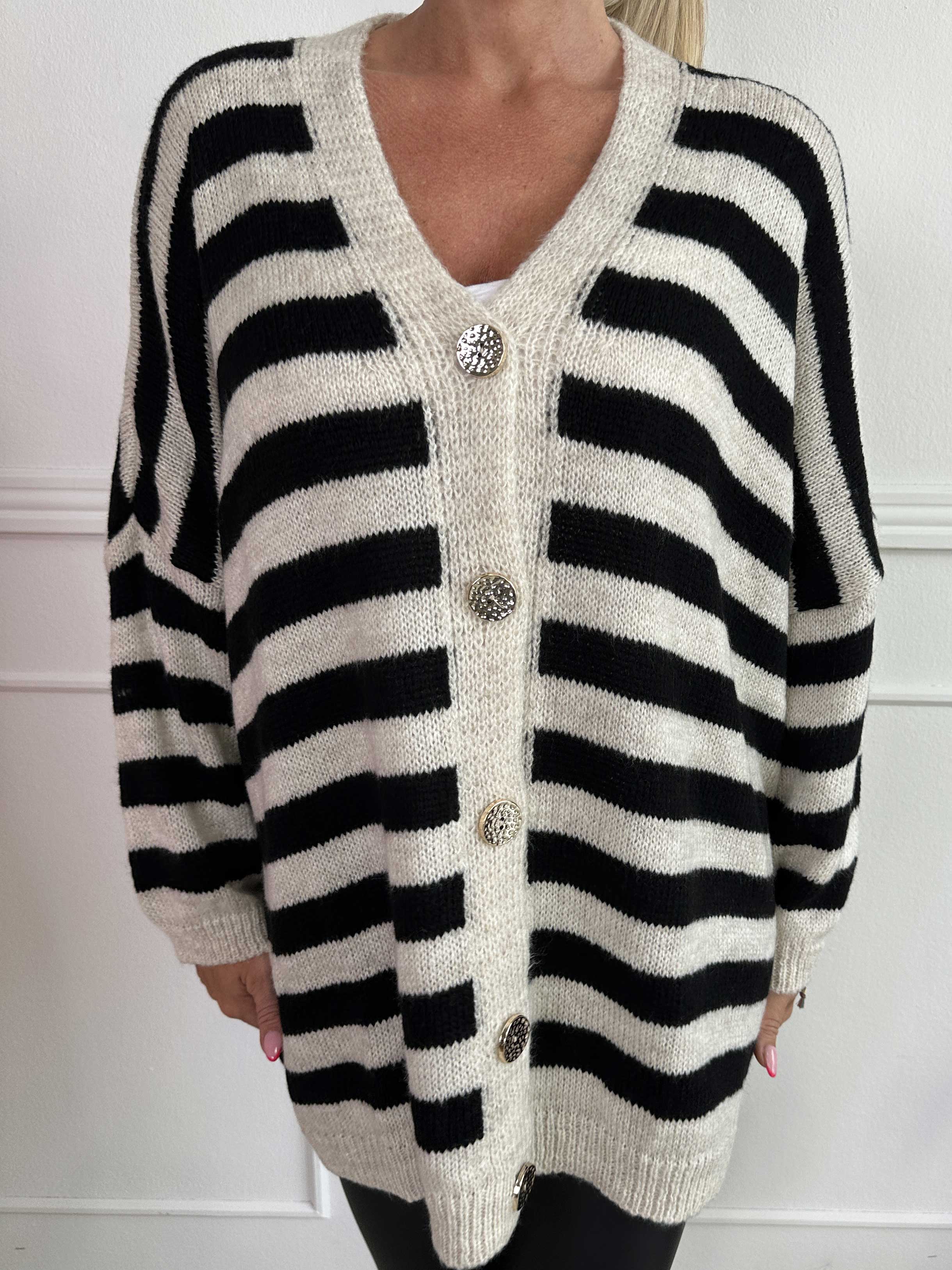 Parker - Stribet plus size strikcardigan med store guld knapper