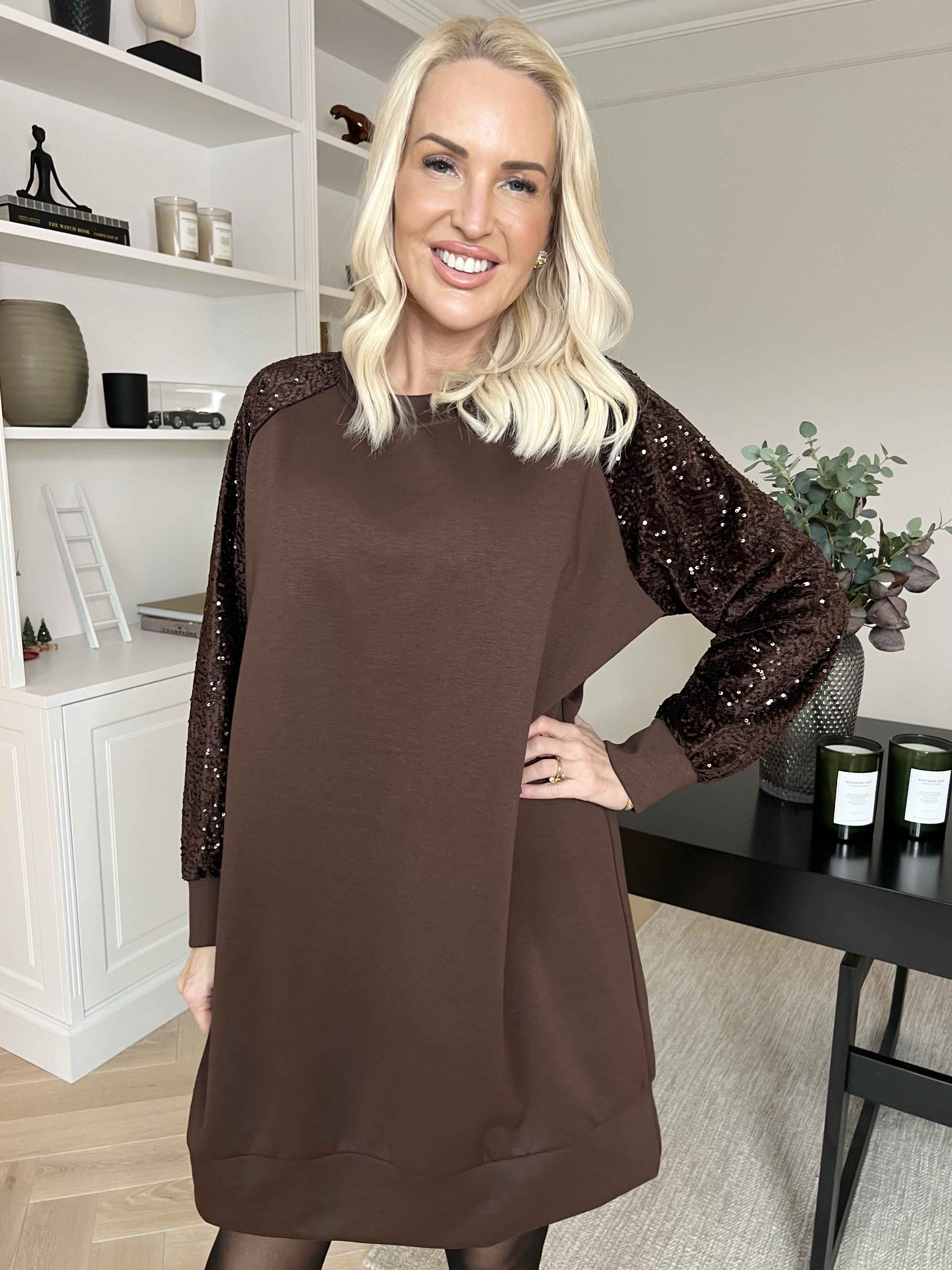 Parma - Joggingkjole med pailletærmer