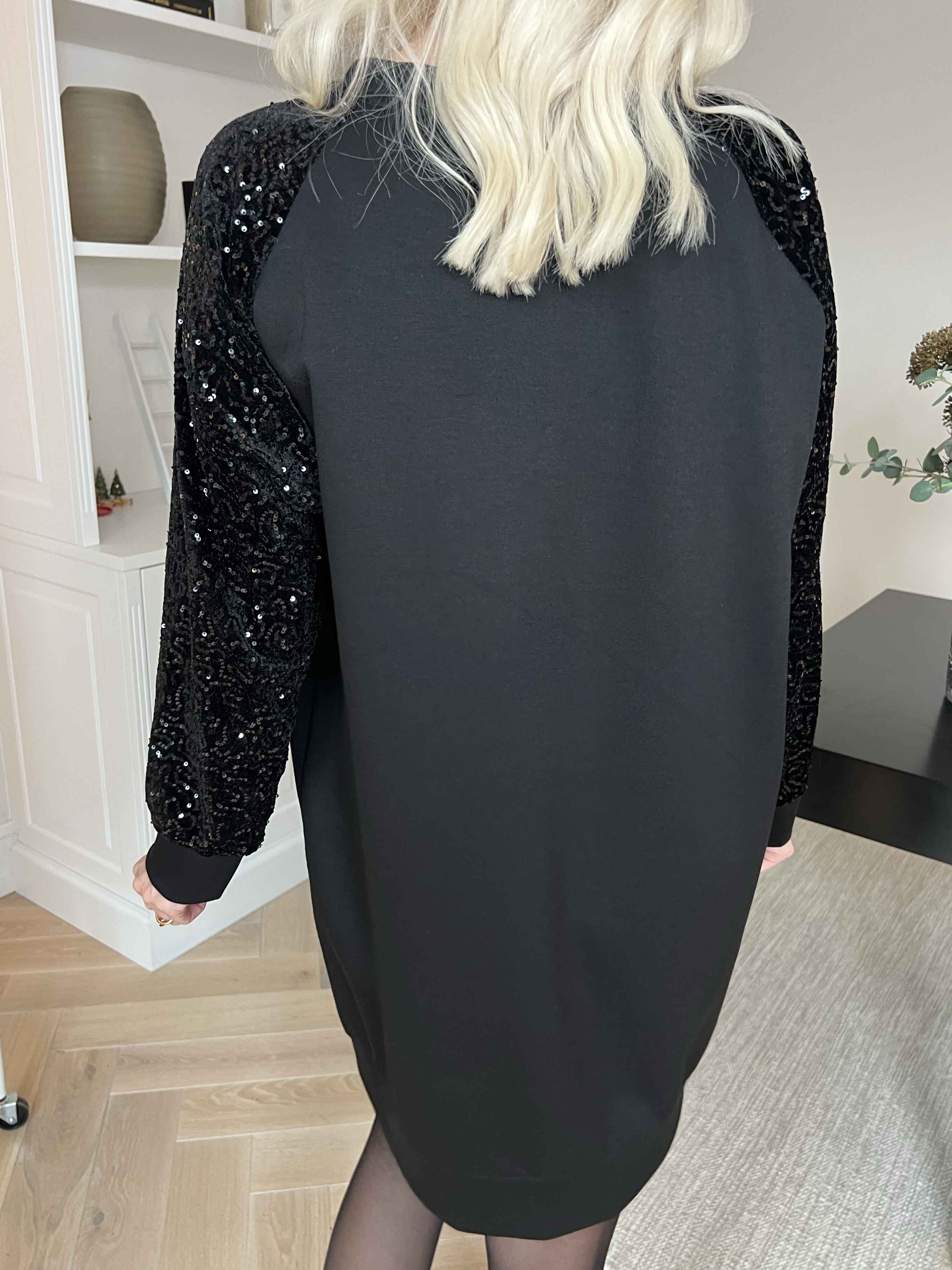 Parma - Joggingkjole med pailletærmer