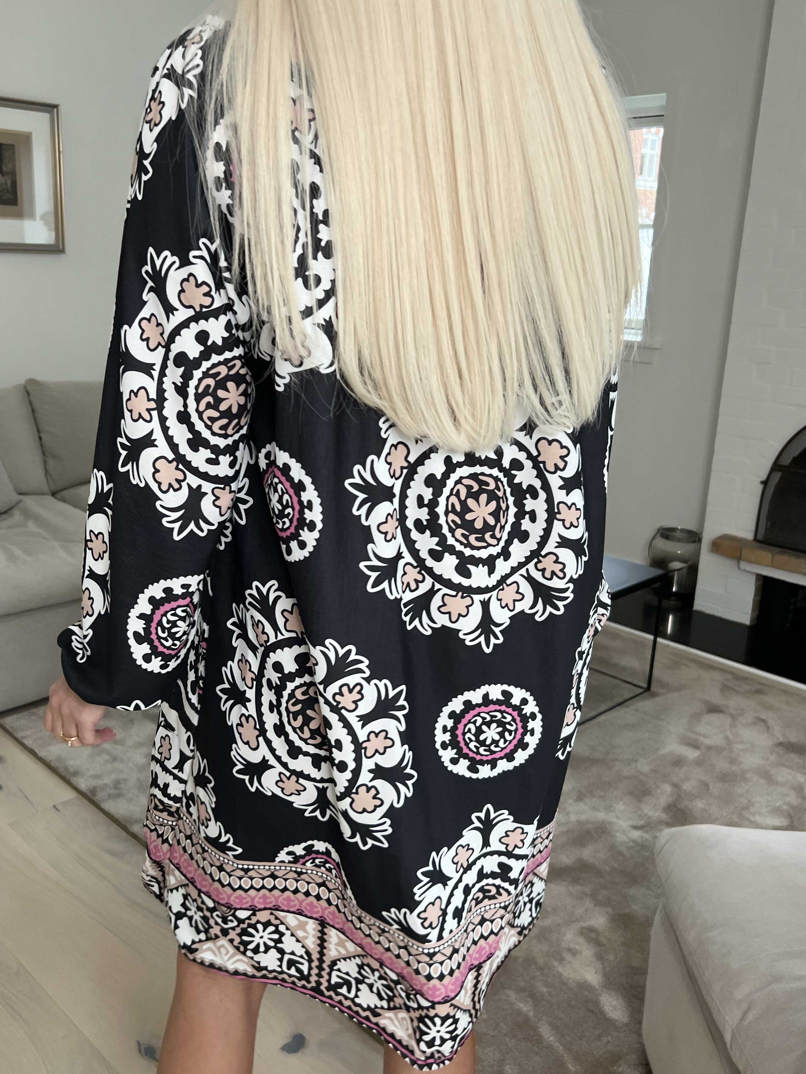 Paulina - Sød langærmet kjole med elastik i udskæringen