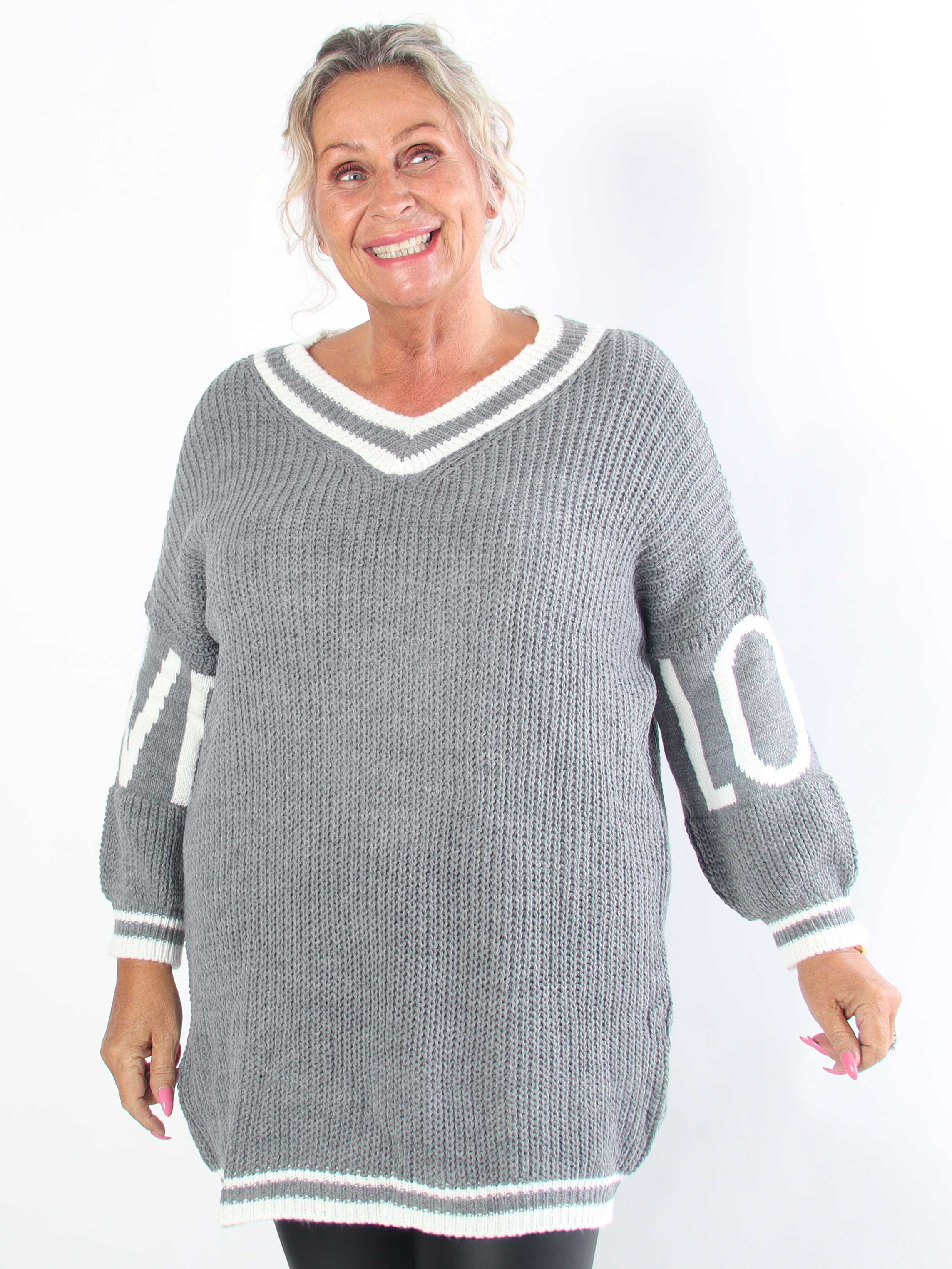 Pauline - Plus size strikkjole med V-udskæring og et cool LOVE-print på ærmerne