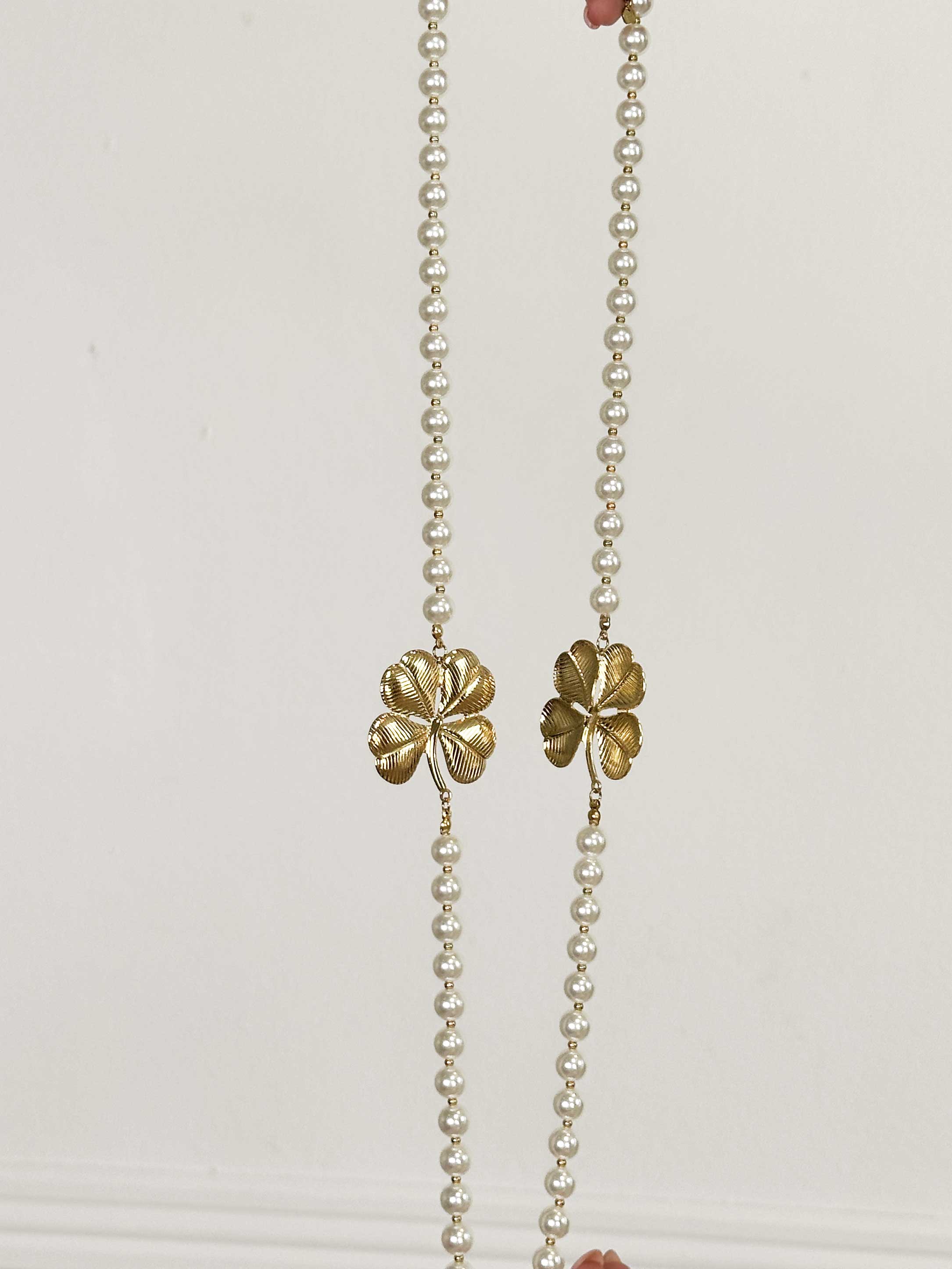 Pearly - Hvid perlekæde med guld firkløvere