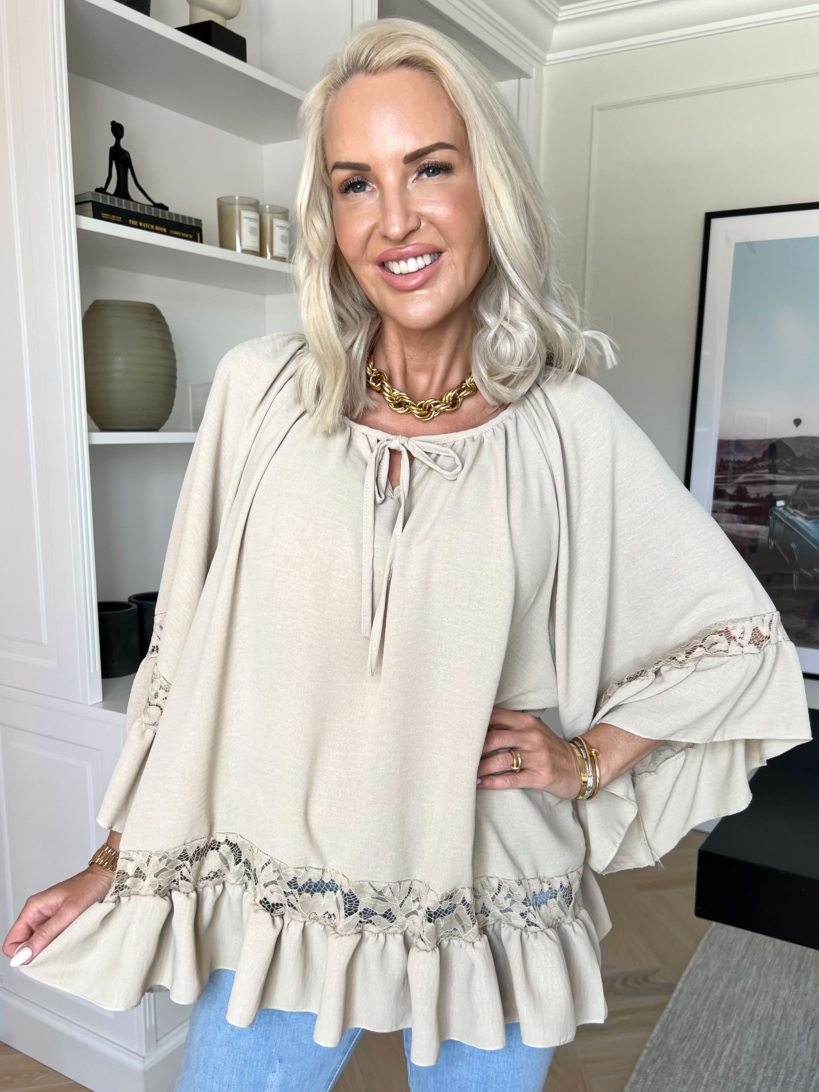 Pepita - Tunika i løs pasform med blonde- og flæsedetaljer