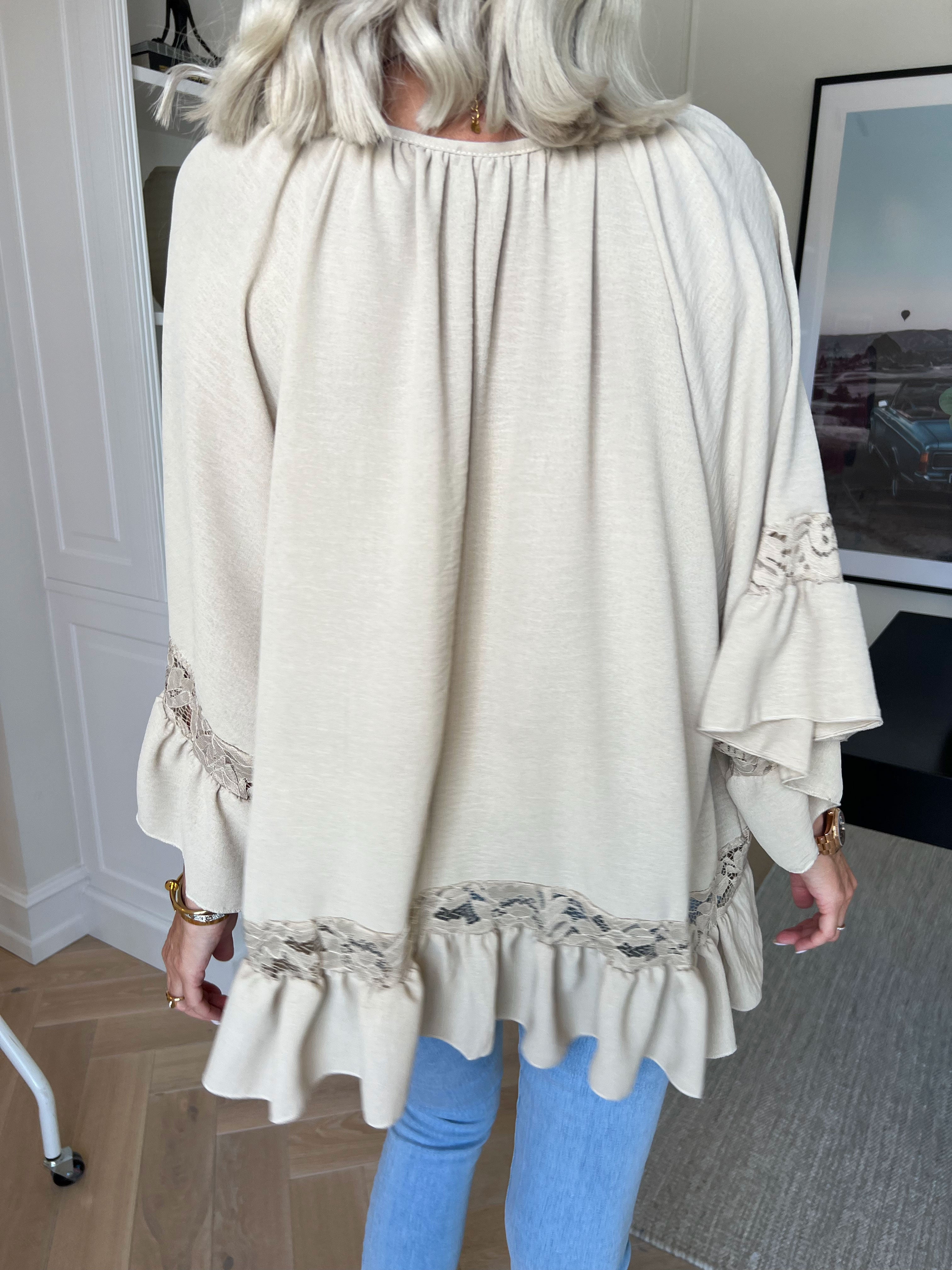 Pepita - Tunika i løs pasform med blonde- og flæsedetaljer