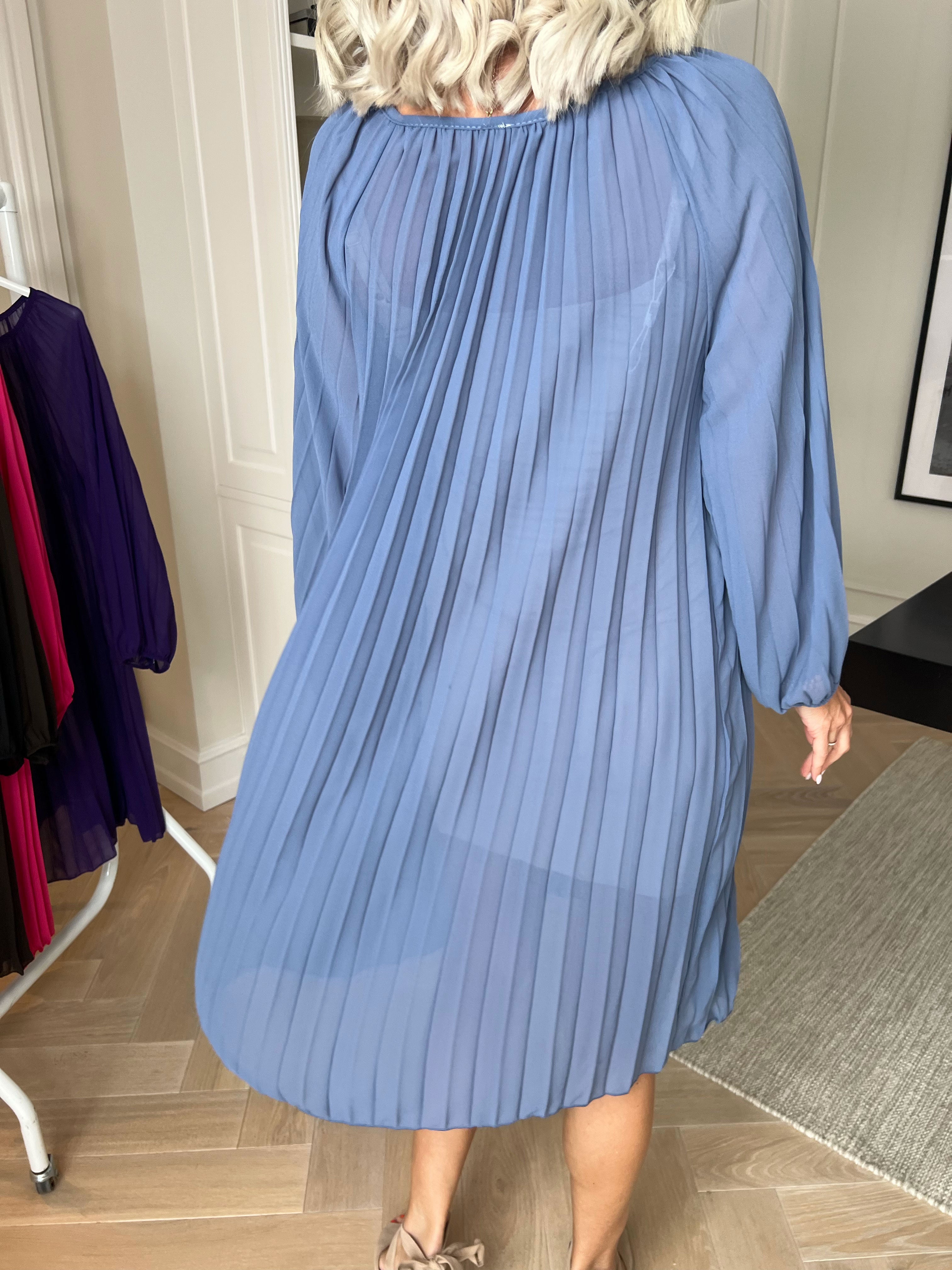 Philippa - Sød plisseret kjole i semi-transparent chiffon