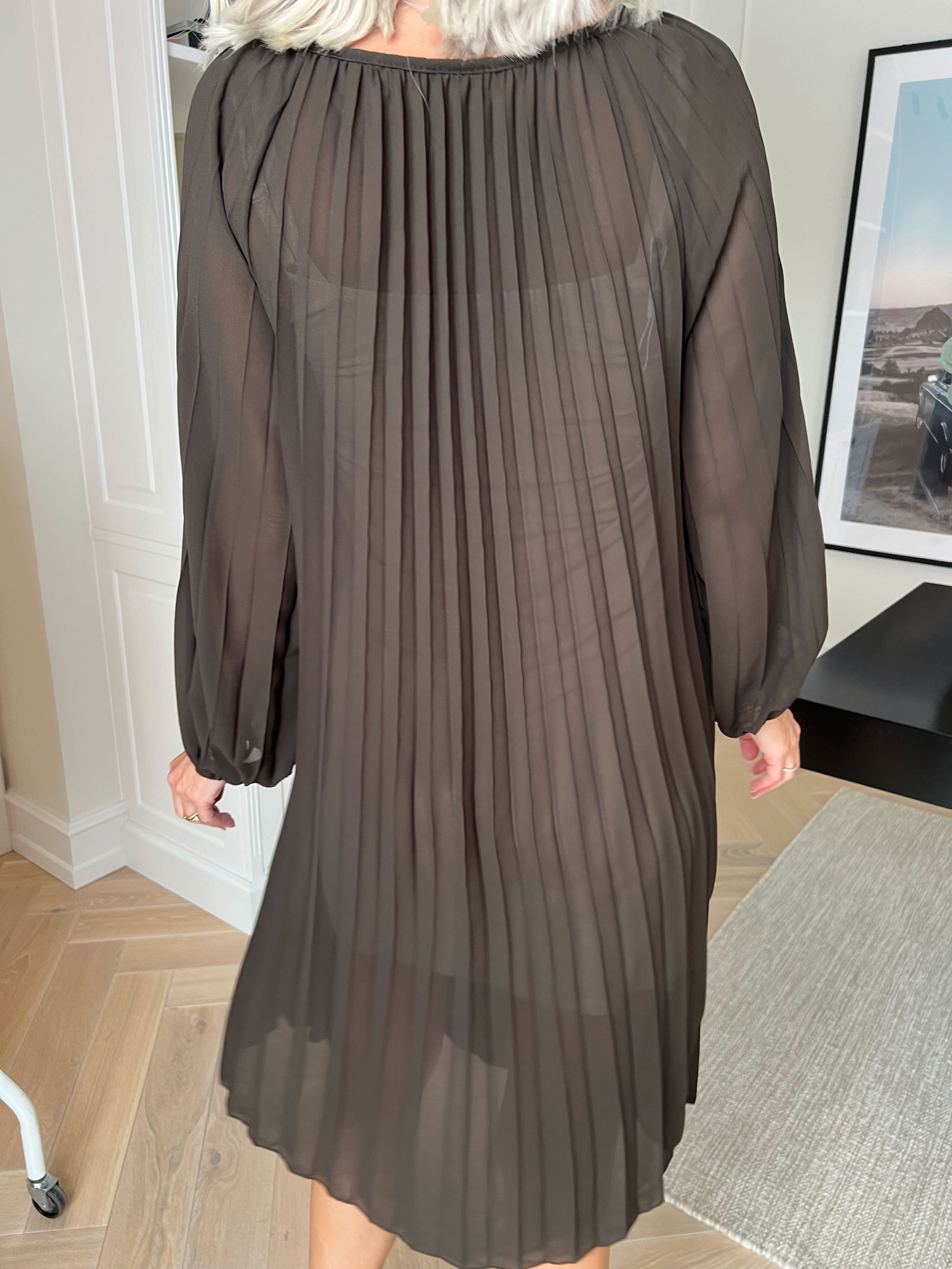 Philippa - Sød plisseret kjole i semi-transparent chiffon