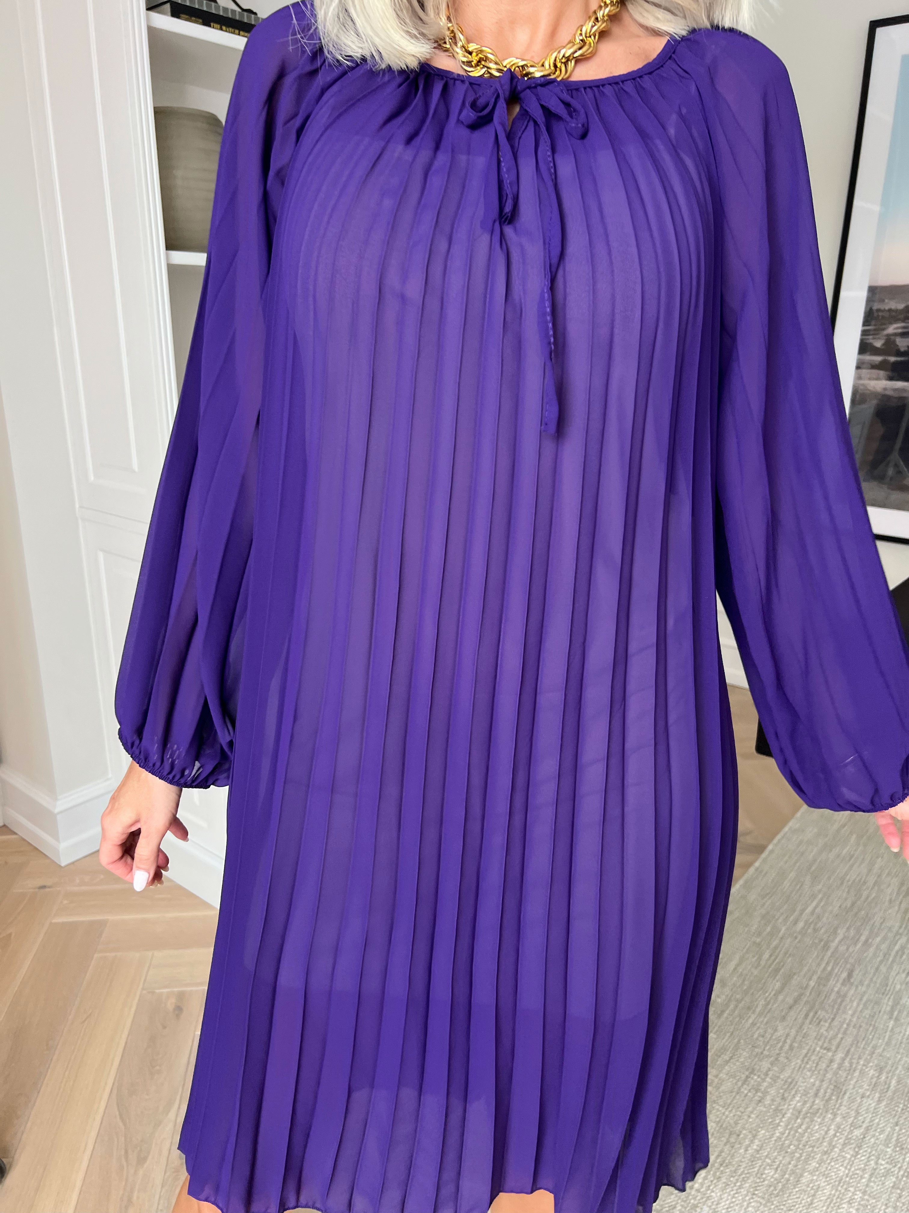 Philippa - Sød plisseret kjole i semi-transparent chiffon