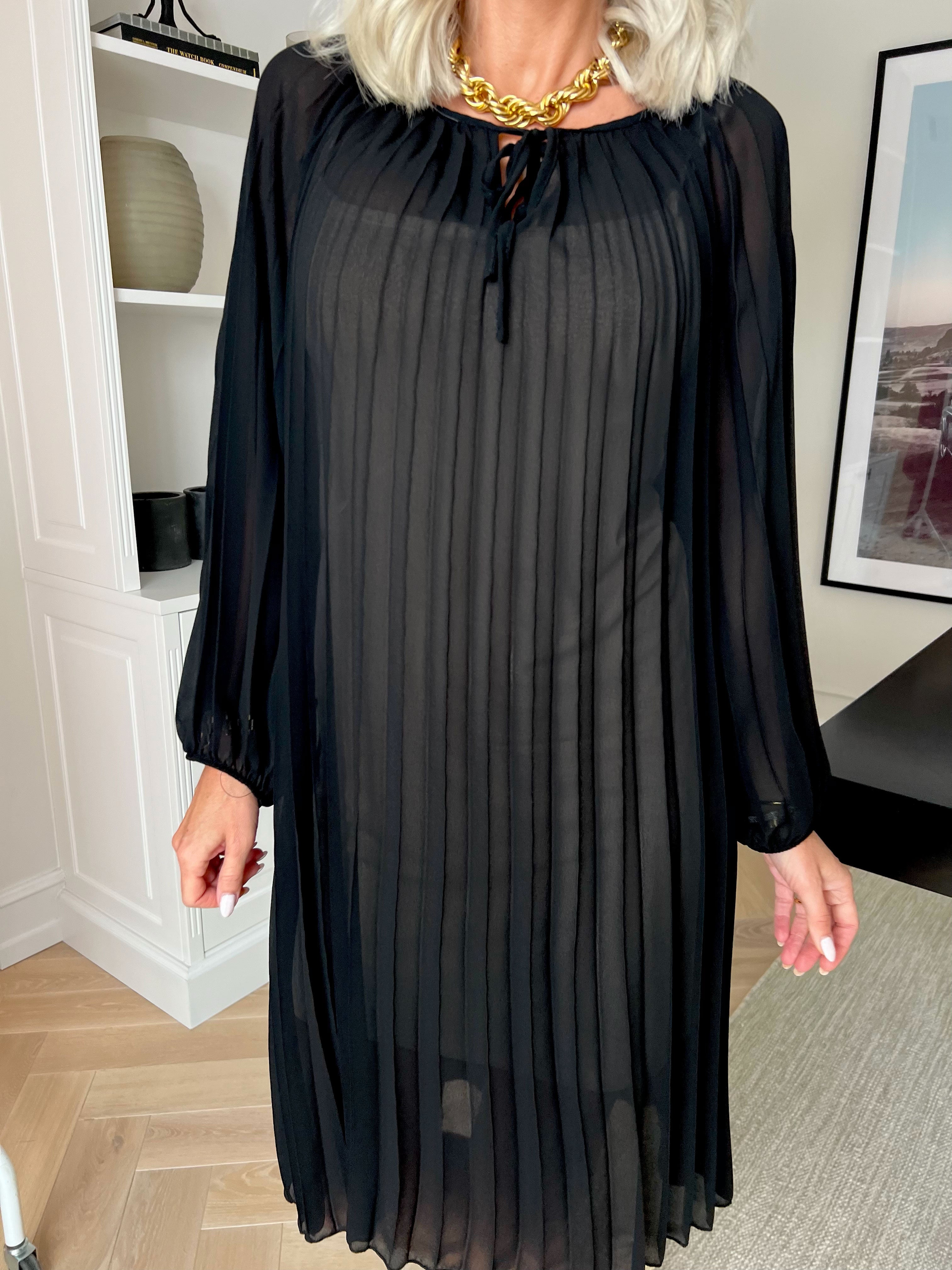 Philippa - Sød plisseret kjole i semi-transparent chiffon