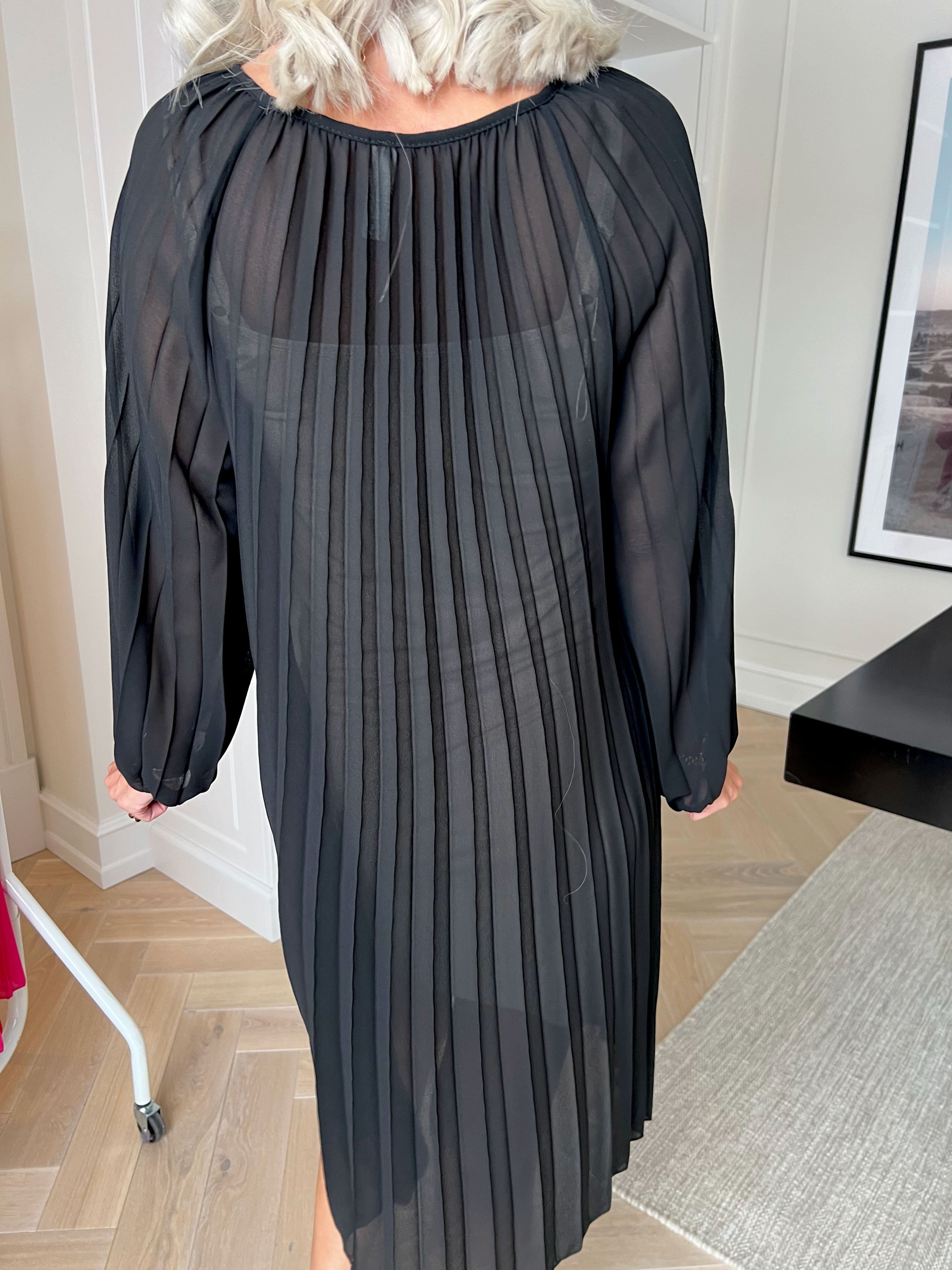 Philippa - Sød plisseret kjole i semi-transparent chiffon