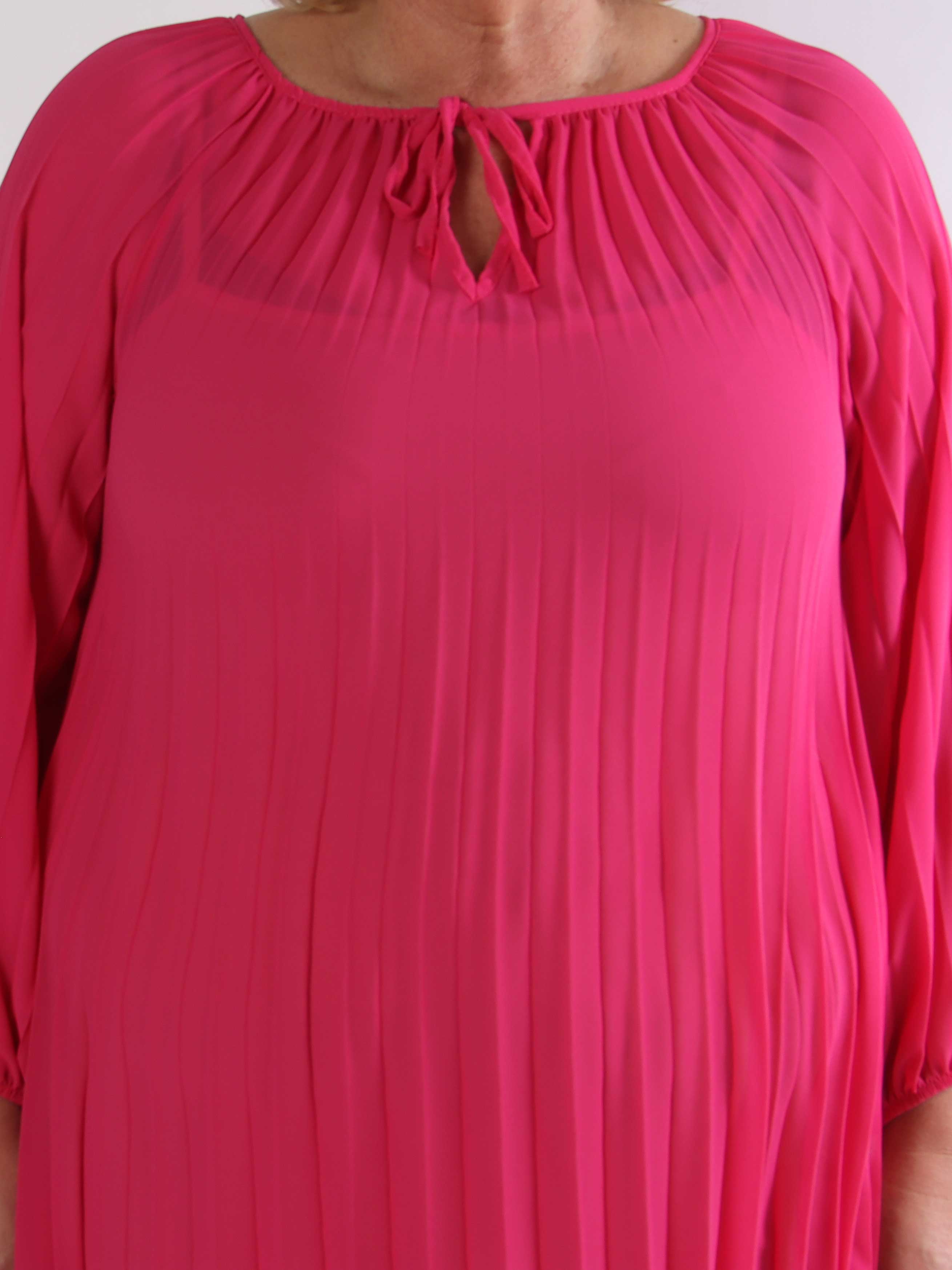 Philippa - Sød plisseret plus size kjole i semi-transparent chiffon