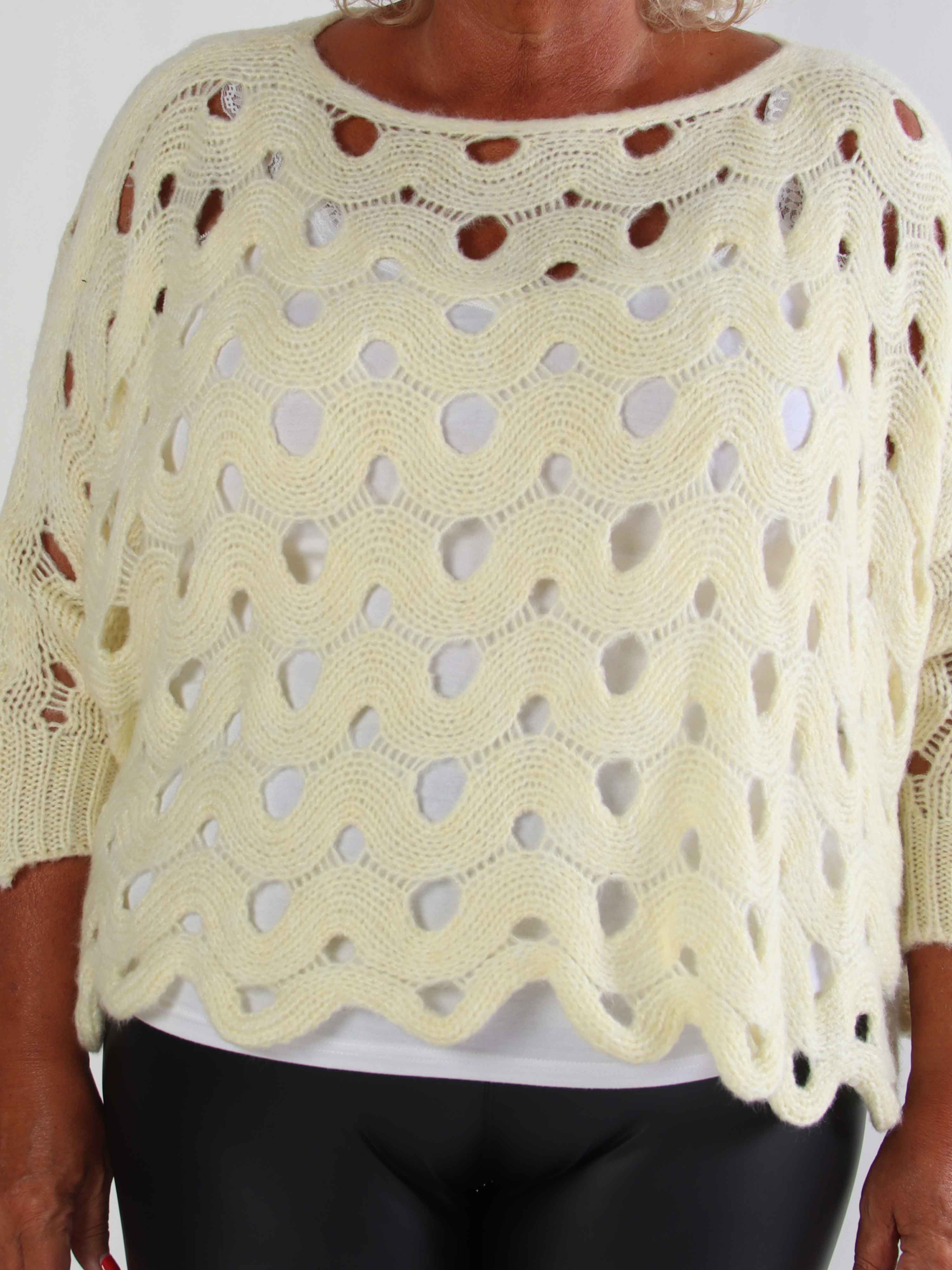 Pia - Hullet plus size strik med flagermus ærmer