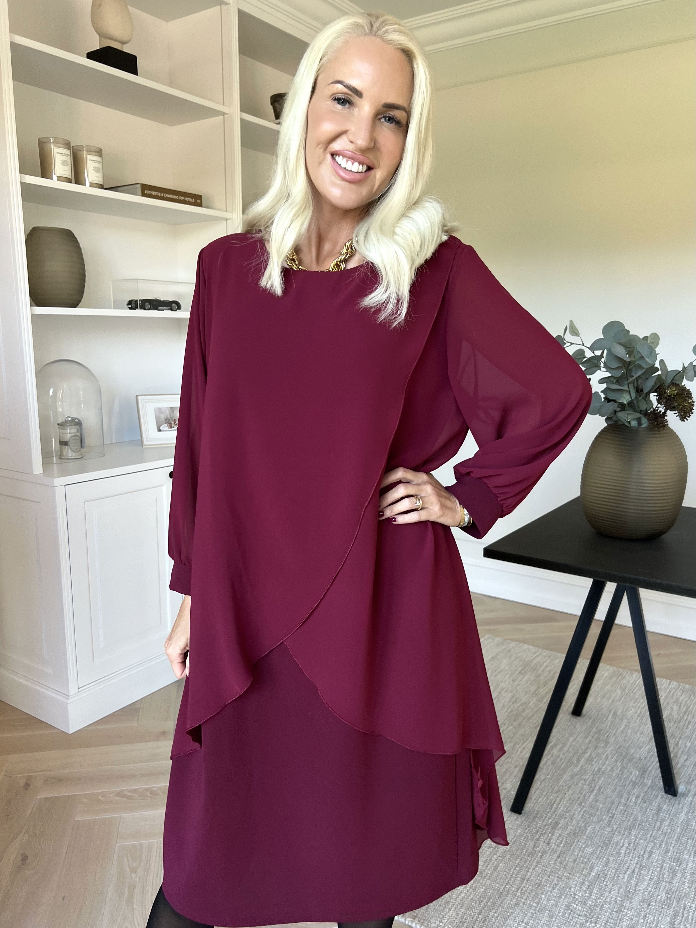 Pianora - Kjole med chiffonlag og semitransparente ærmer