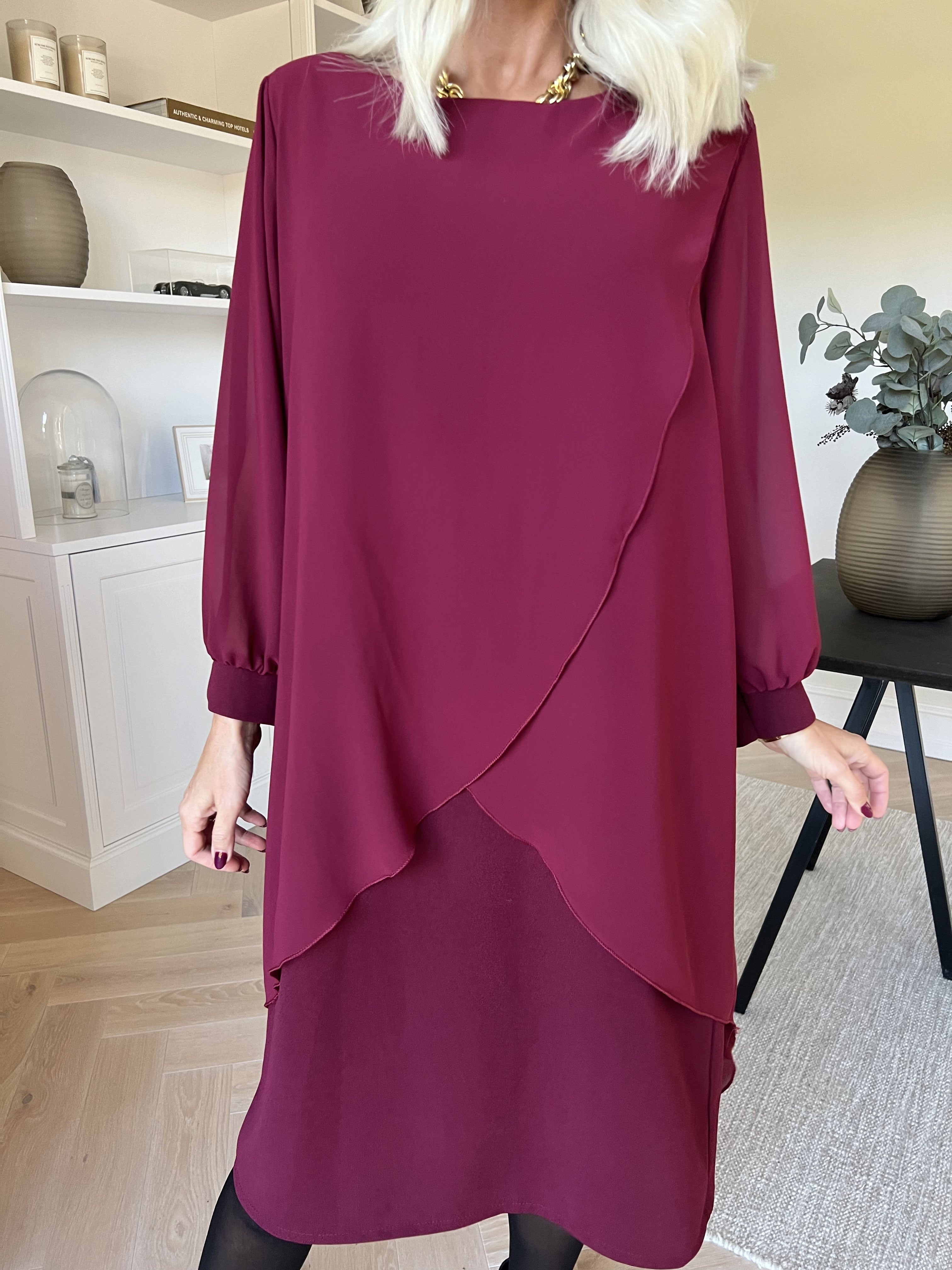 Pianora - Kjole med chiffonlag og semitransparente ærmer