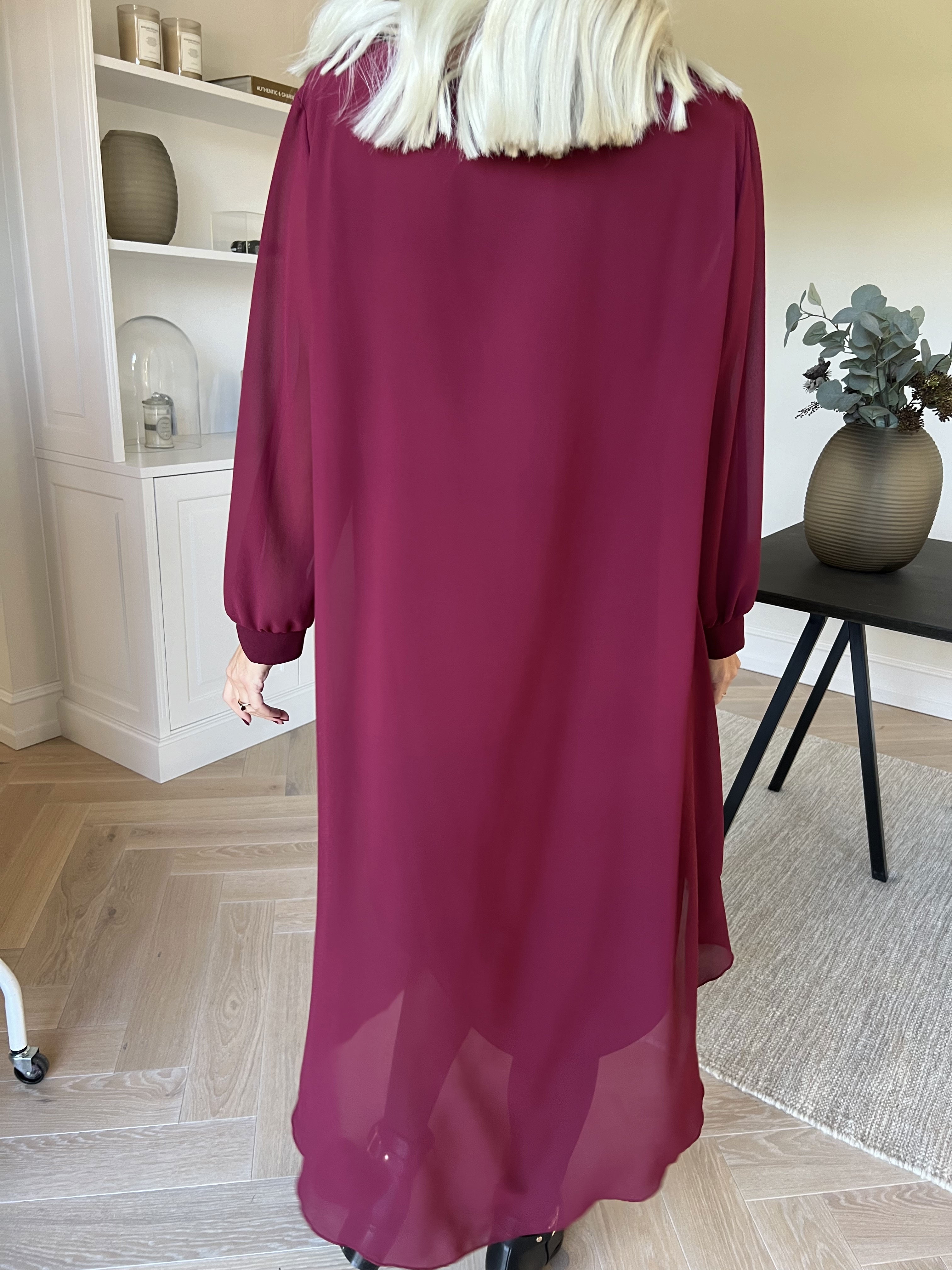 Pianora - Kjole med chiffonlag og semitransparente ærmer