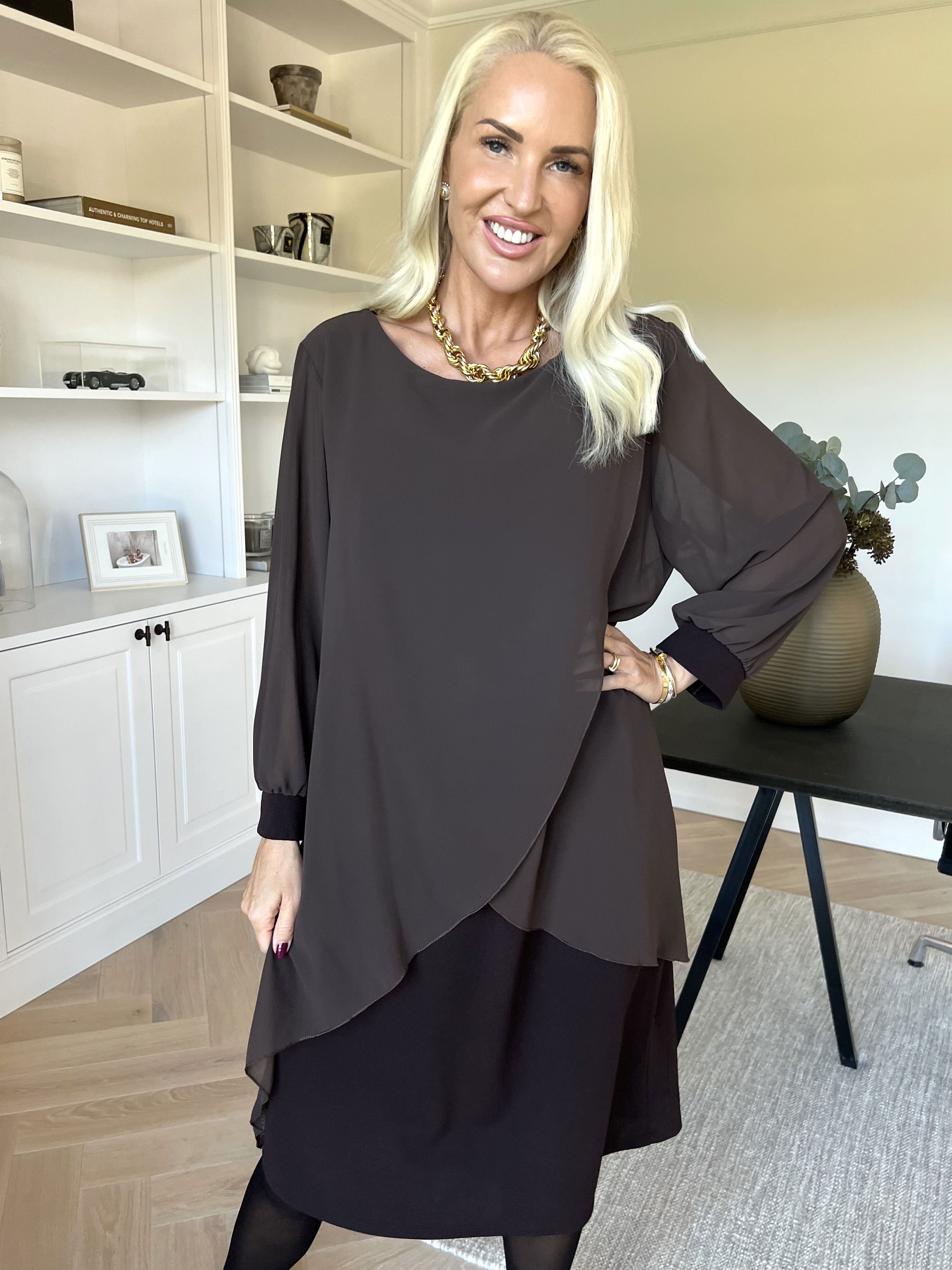 Pianora - Kjole med chiffonlag og semitransparente ærmer