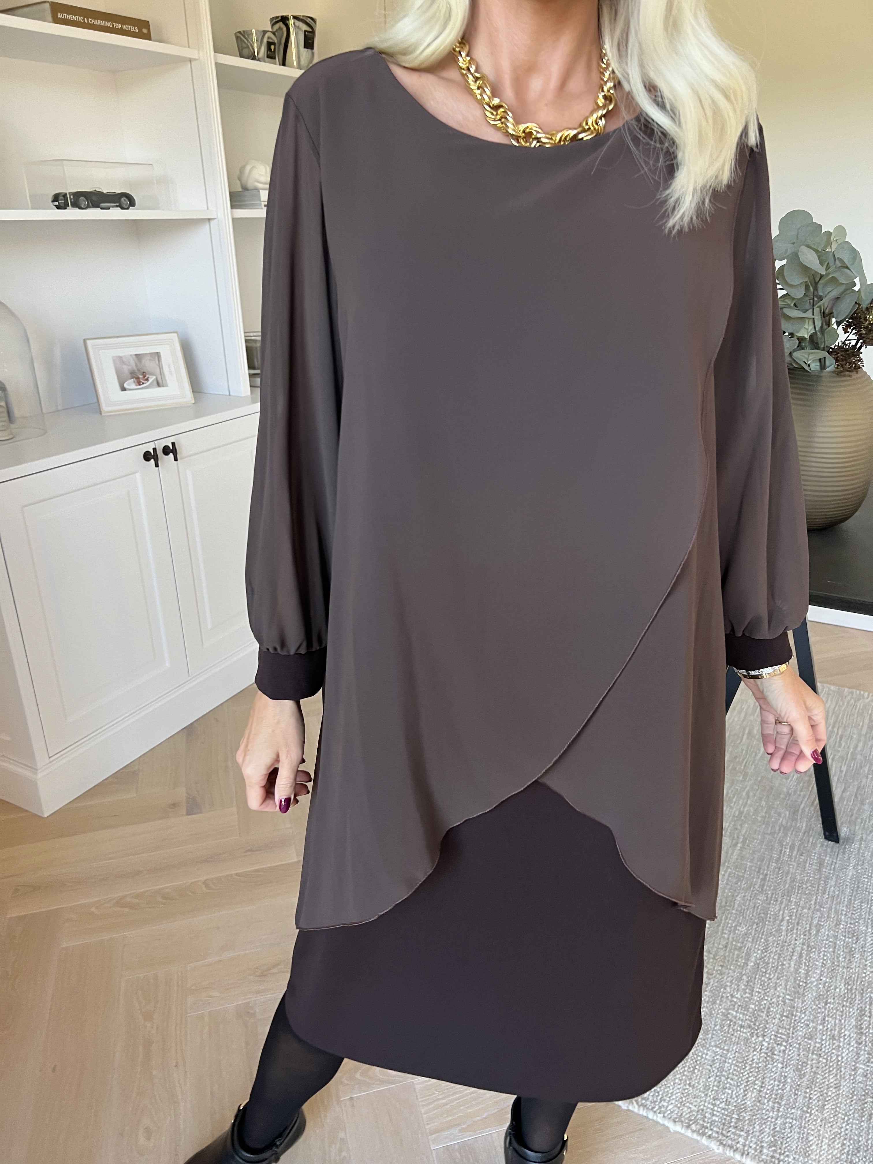 Pianora - Kjole med chiffonlag og semitransparente ærmer