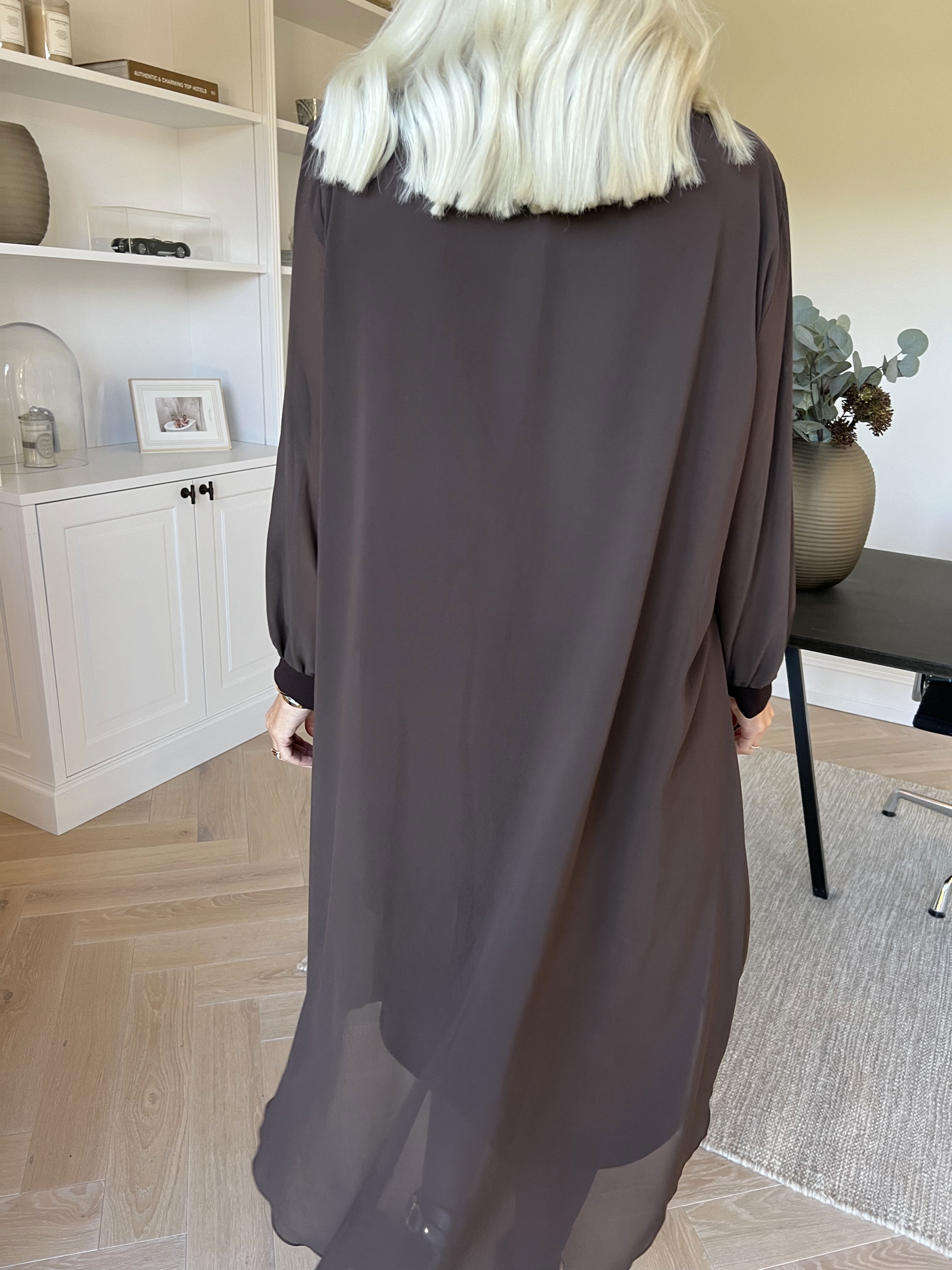 Pianora - Kjole med chiffonlag og semitransparente ærmer