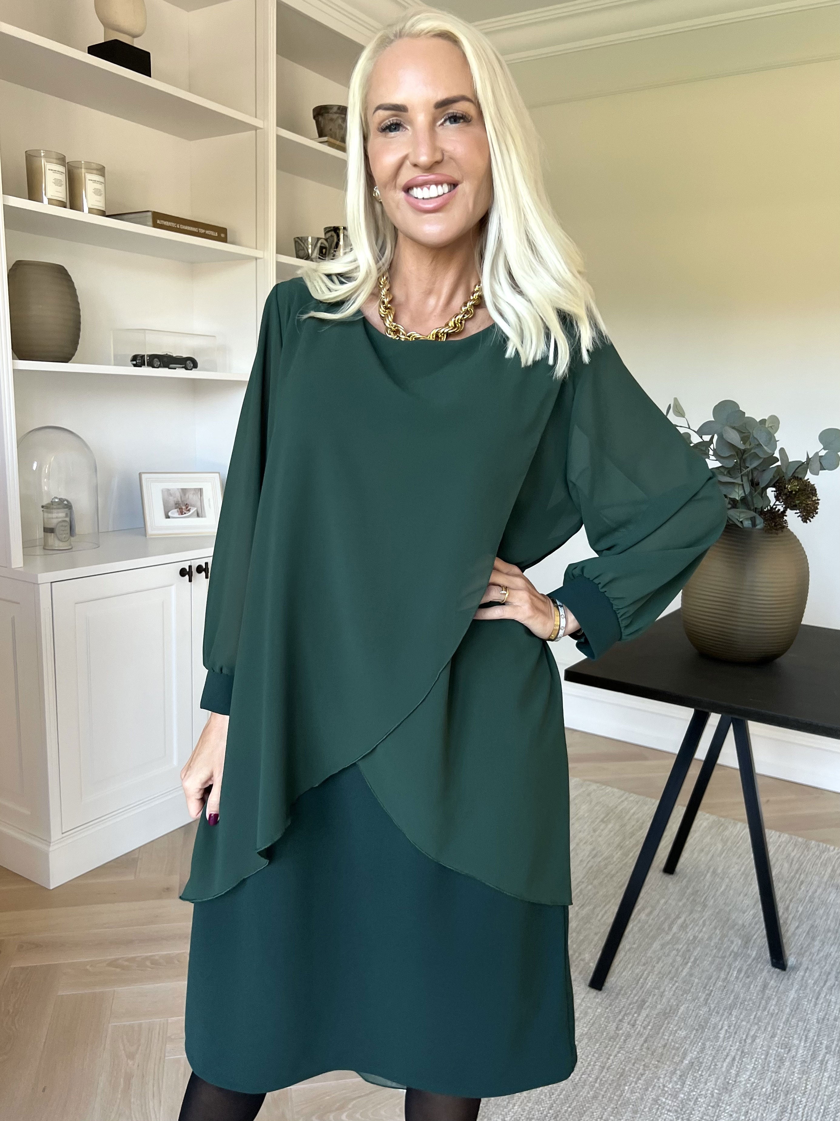 Pianora - Kjole med chiffonlag og semitransparente ærmer