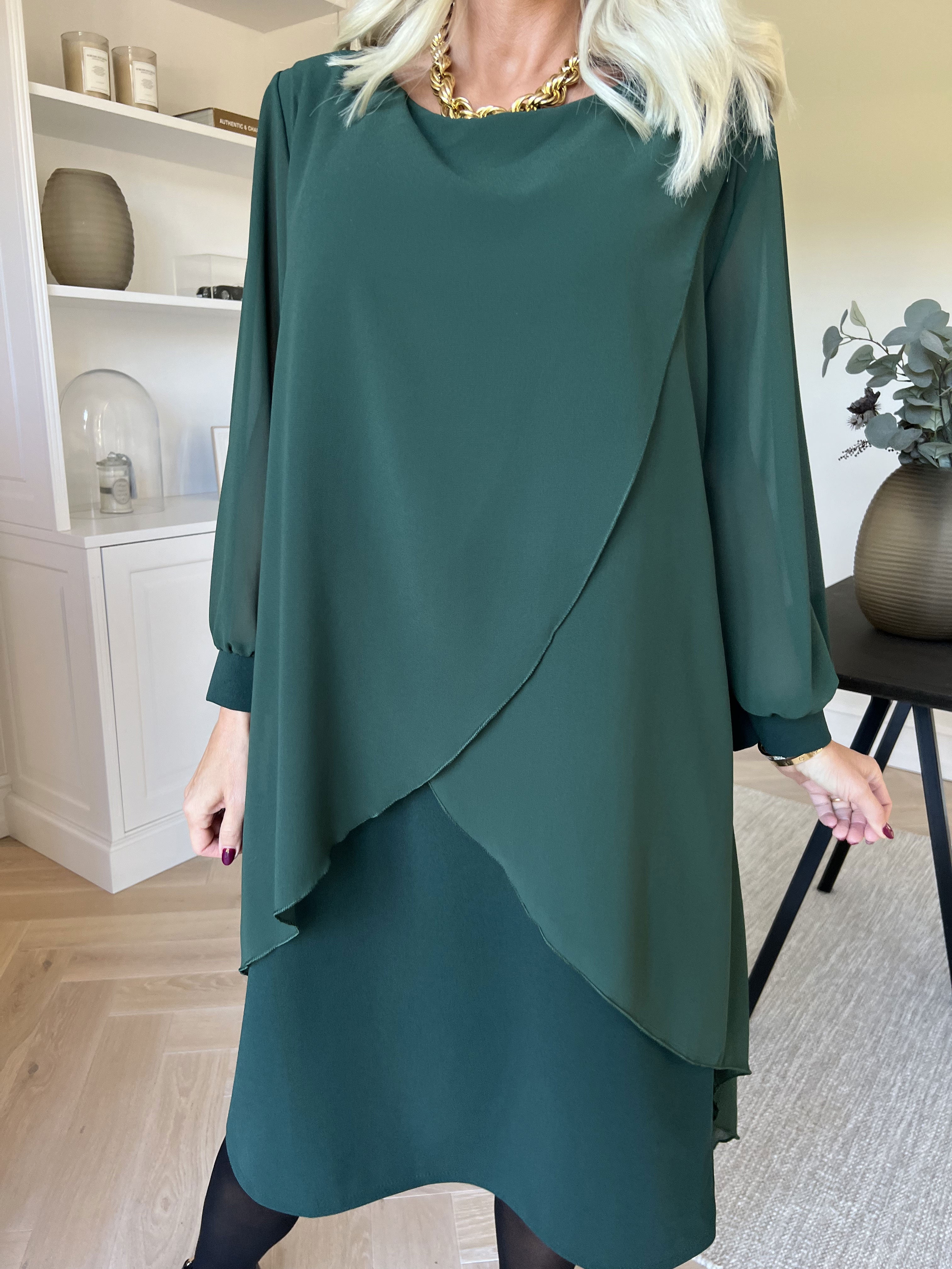 Pianora - Kjole med chiffonlag og semitransparente ærmer