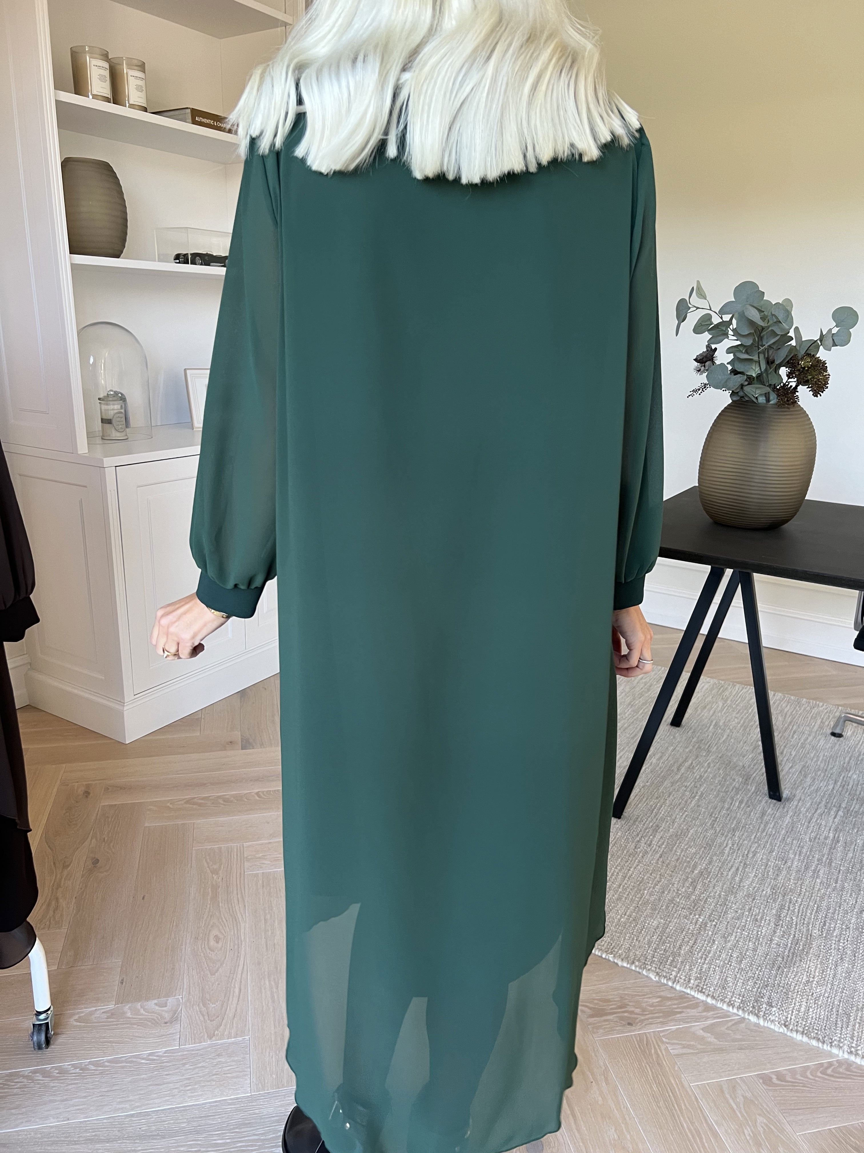 Pianora - Kjole med chiffonlag og semitransparente ærmer