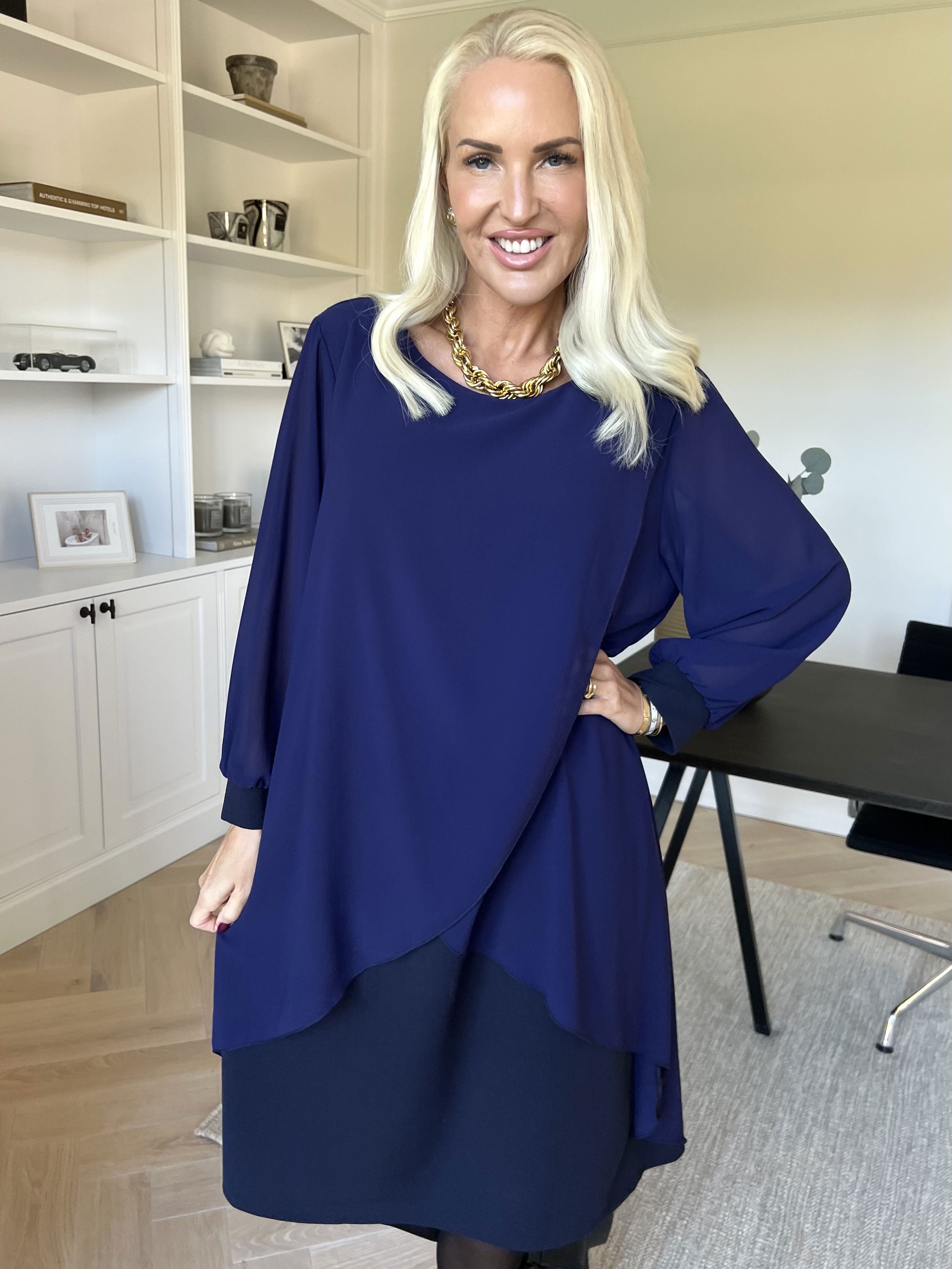 Pianora - Kjole med chiffonlag og semitransparente ærmer