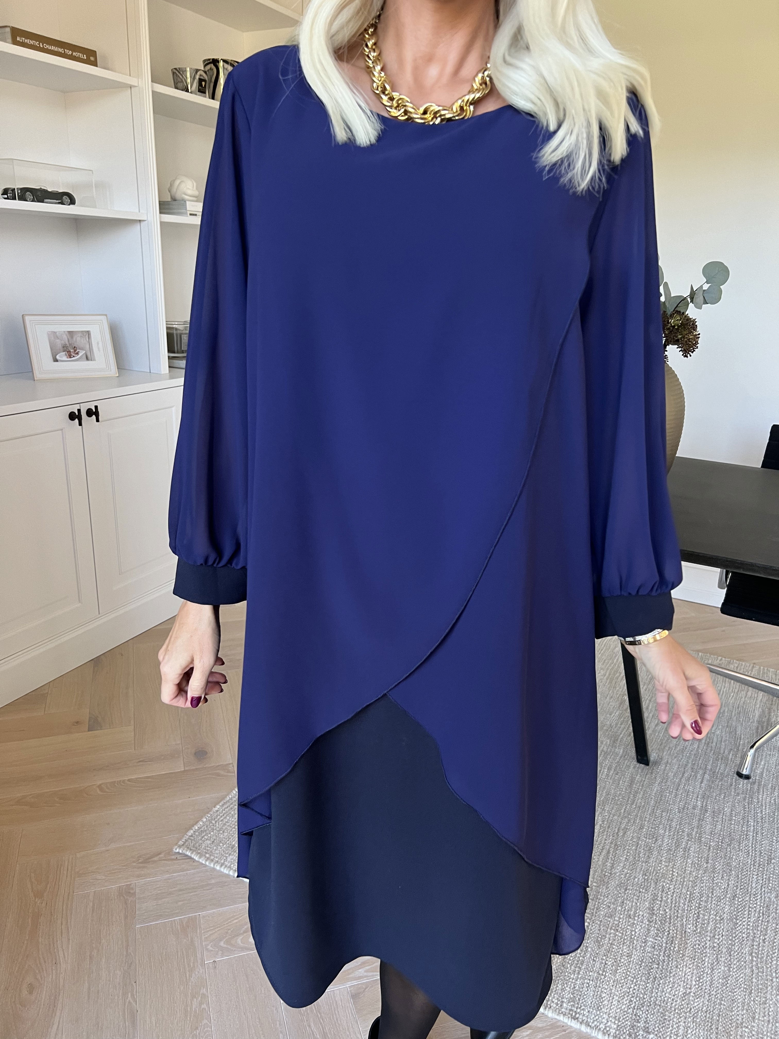 Pianora - Kjole med chiffonlag og semitransparente ærmer